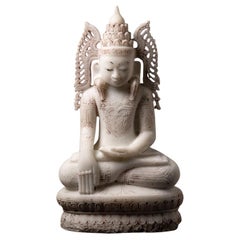 Antica statua di Buddha coronato in marmo birmano proveniente dalla Birmania