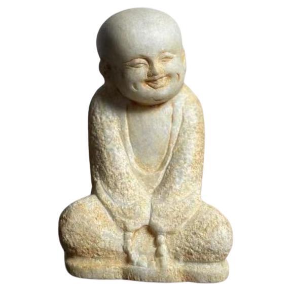 Alte Marmorschnitzerei Junge sitzende Monk-Statue mit Buddha-Perlen in der Hand