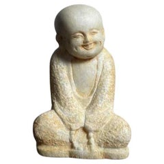 Vecchia scultura in marmo Giovane monaco seduto che tiene in mano le perle di Buddha