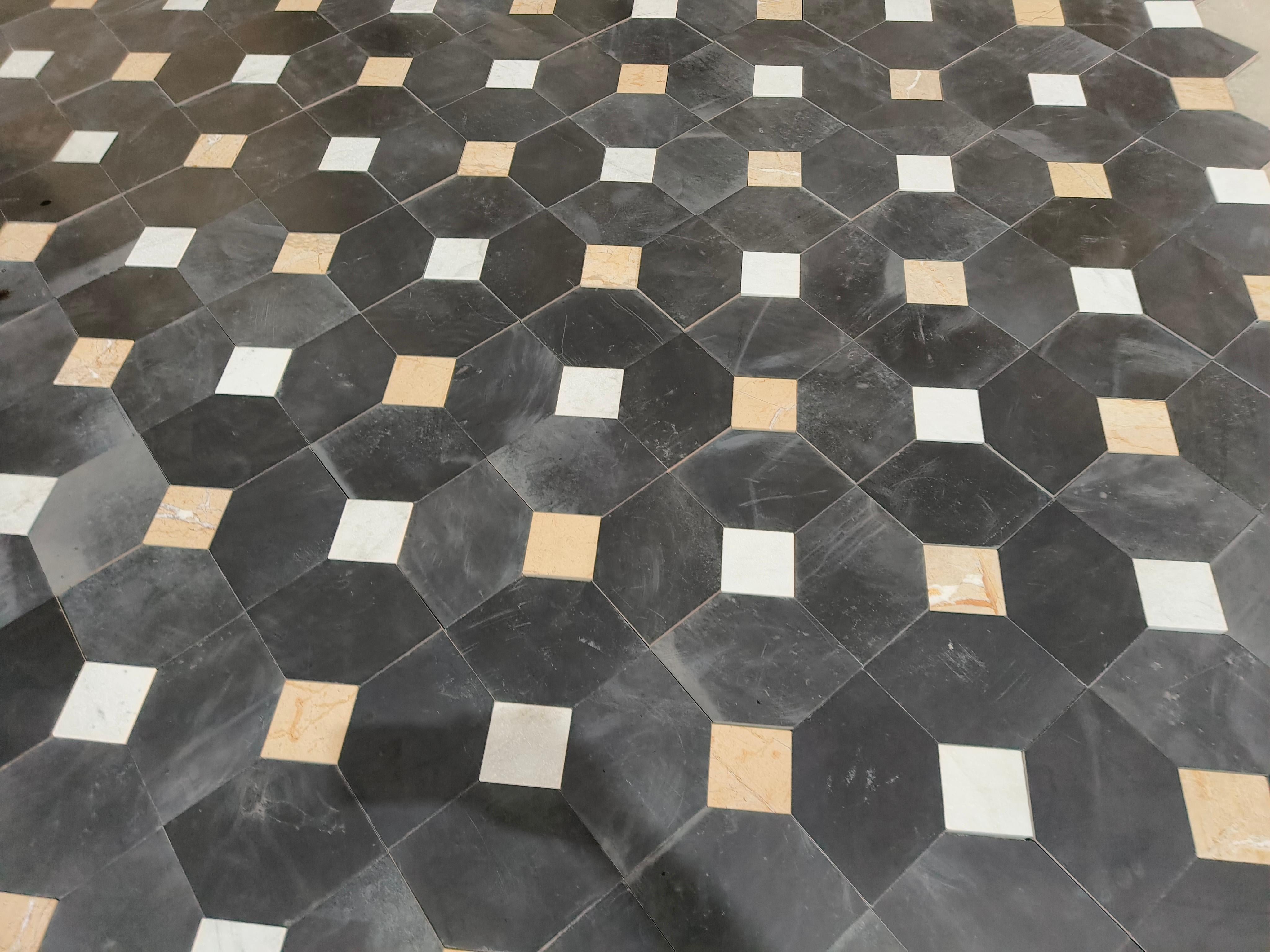 Tapis de sol en marbre ancien de Carrare récupéré et damier ancien italien de Carrare Abîmé - En vente à Costa Mesa, CA