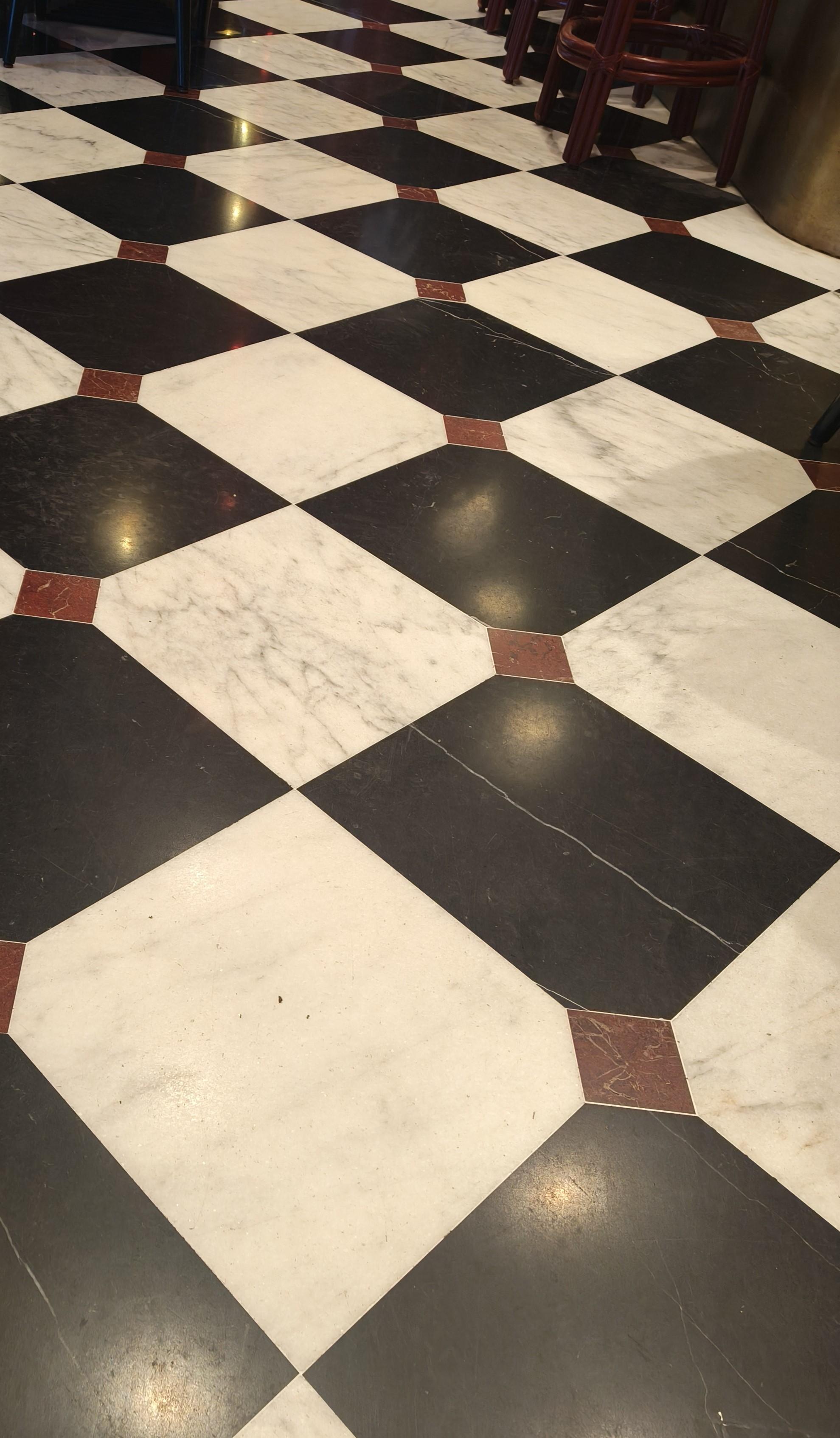 Tapis de sol en marbre ancien de Carrare récupéré et damier ancien italien de Carrare en vente 3