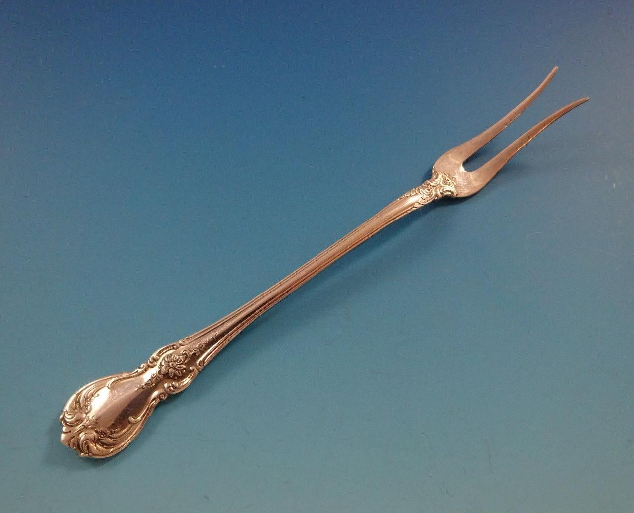Old Master brings together the finest in traditional Early Victorian design motifs with skillful artistry. The crown of leaves, the center rosette, scrollwork, flutes and the violin-shaped handle are all traditionally famous motifs of sterling
