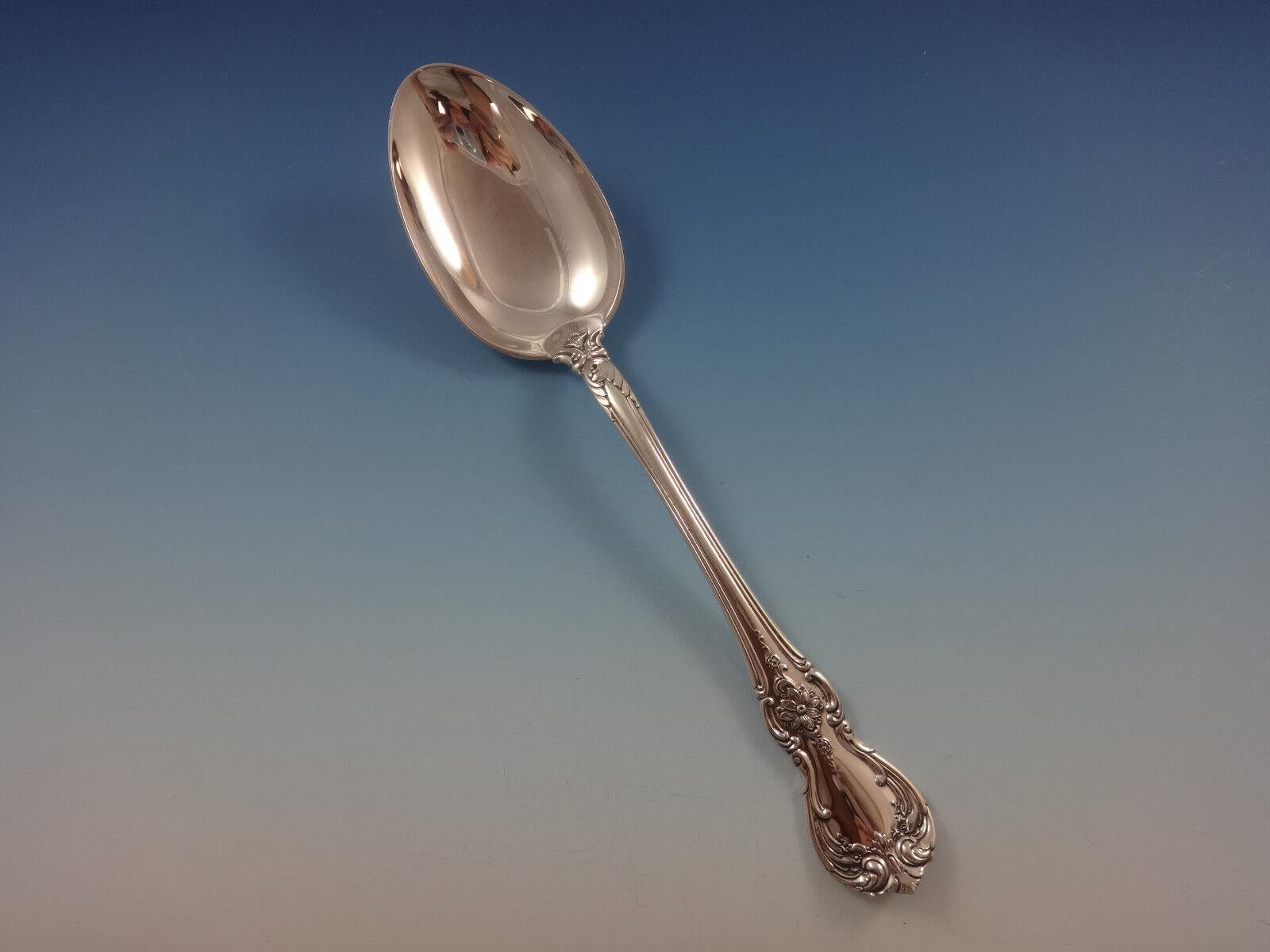 Old Master vereint die schönsten traditionellen frühviktorianischen Designmotive mit gekonnter Kunstfertigkeit. Die Blätterkrone, die Mittelrosette, das Rankenwerk, die Flöten und der geigenförmige Griff sind allesamt traditionell bekannte Motive