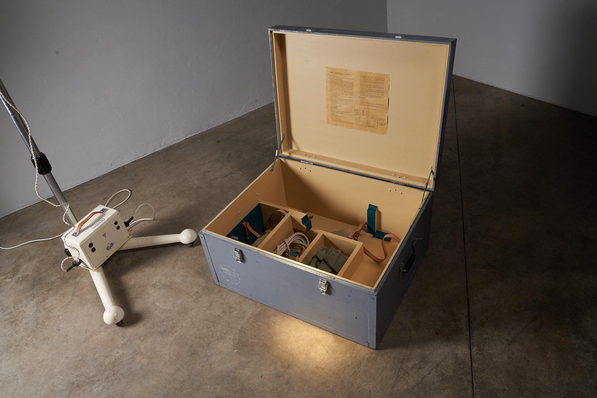 Lampadaire médical ancien en état neuf, comprenant sa boîte d'origine et ses pièces détachées en vente 5