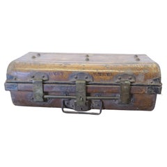 Baúl de cabina de viaje de metal antiguo (mejor acero), equipaje de mano, de T. WILKES & SONS