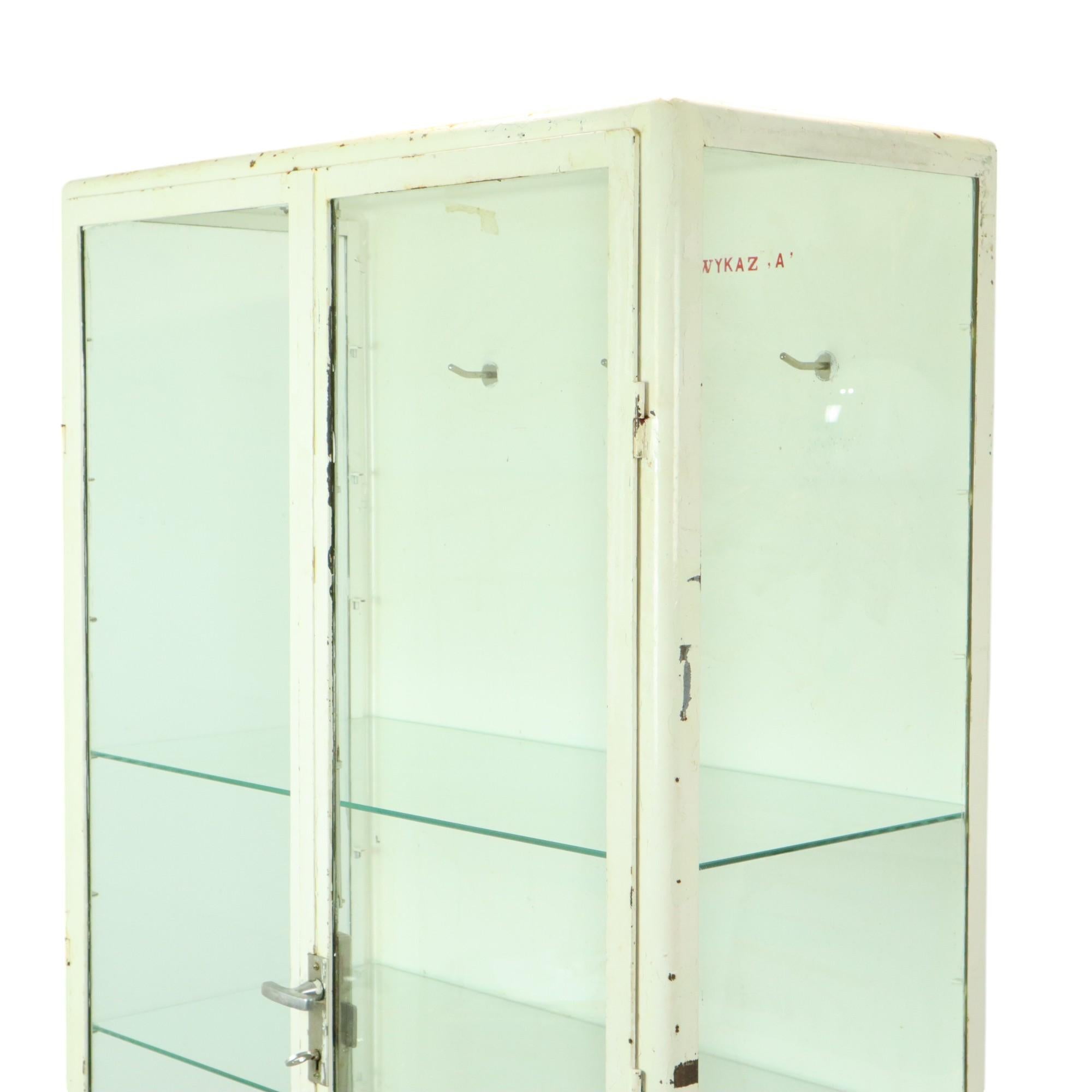 Antiguo Armario de Farmacia de Metal Botiquín de Cristal Industrial Años 60 en venta 5