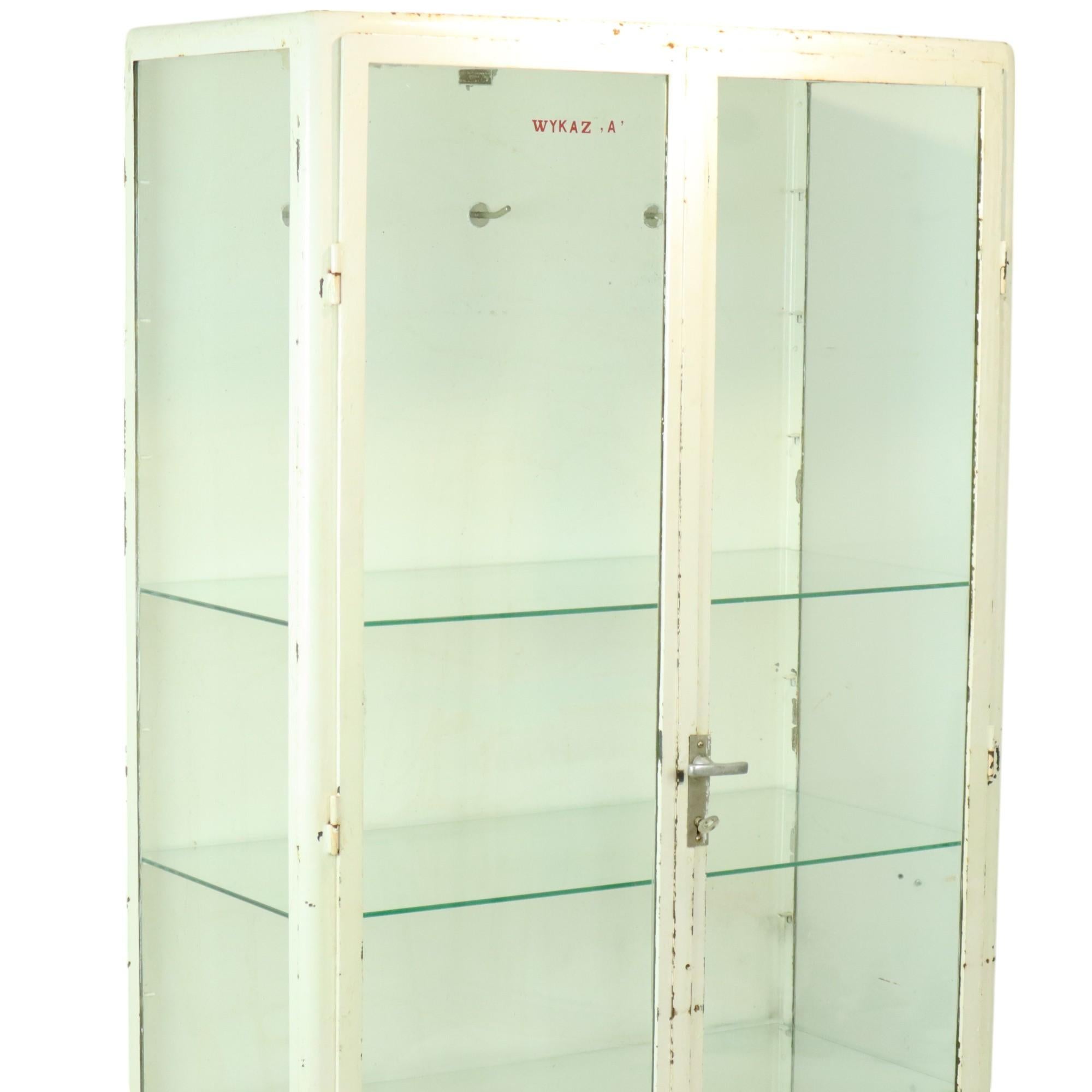 Antiguo Armario de Farmacia de Metal Botiquín de Cristal Industrial Años 60 en Bueno estado para la venta en Poperinge, BE