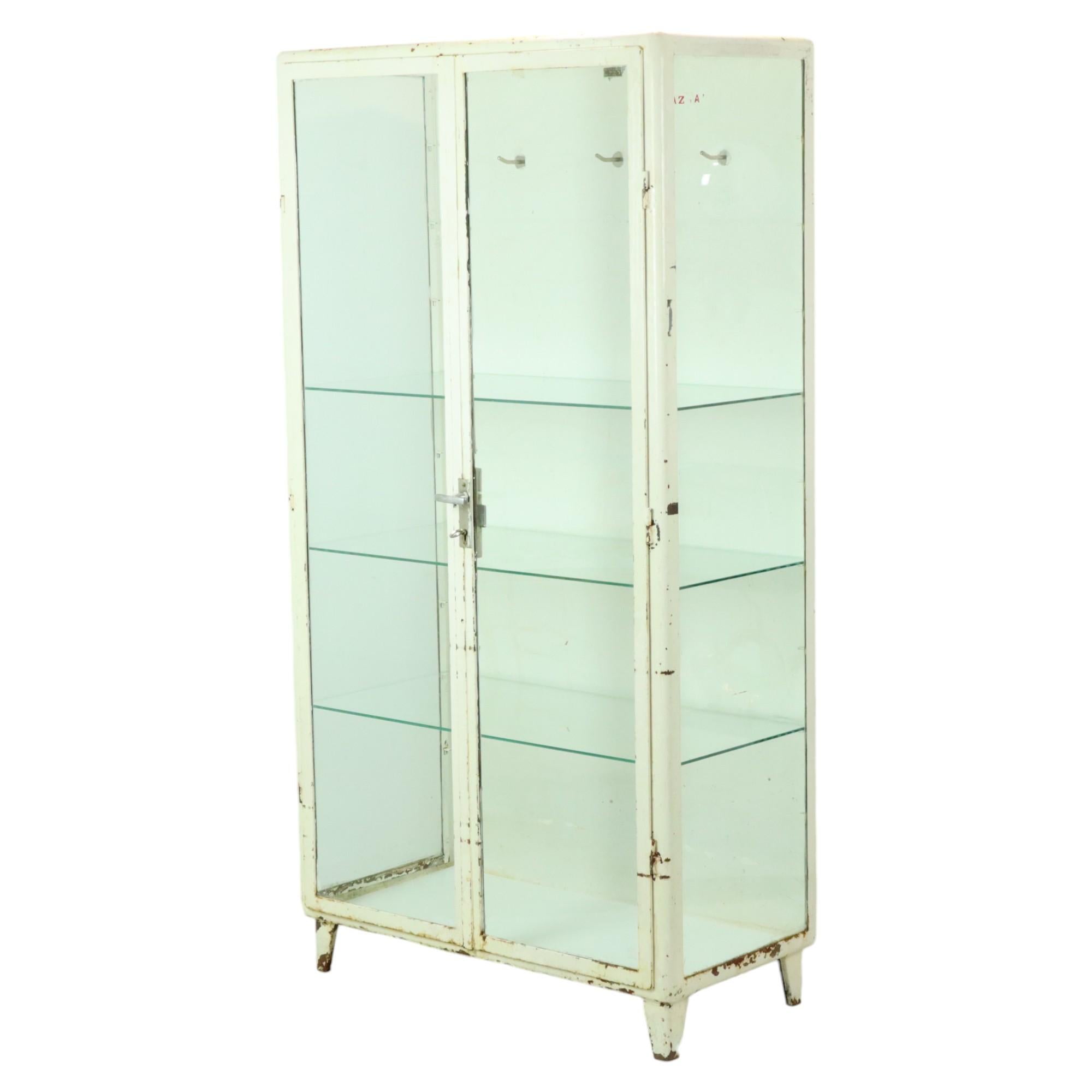 Old Metal Pharmacy Cabinet Medicine Cabinet Glass Industrial 1960s im Angebot 2