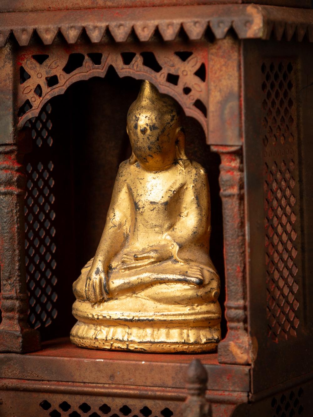 Old Metal temple mit antiker hölzerner Buddha-Statue aus Nepal im Angebot 3