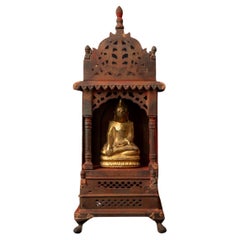 temple ancien en métal avec statue de Bouddha en bois ancien du Népal