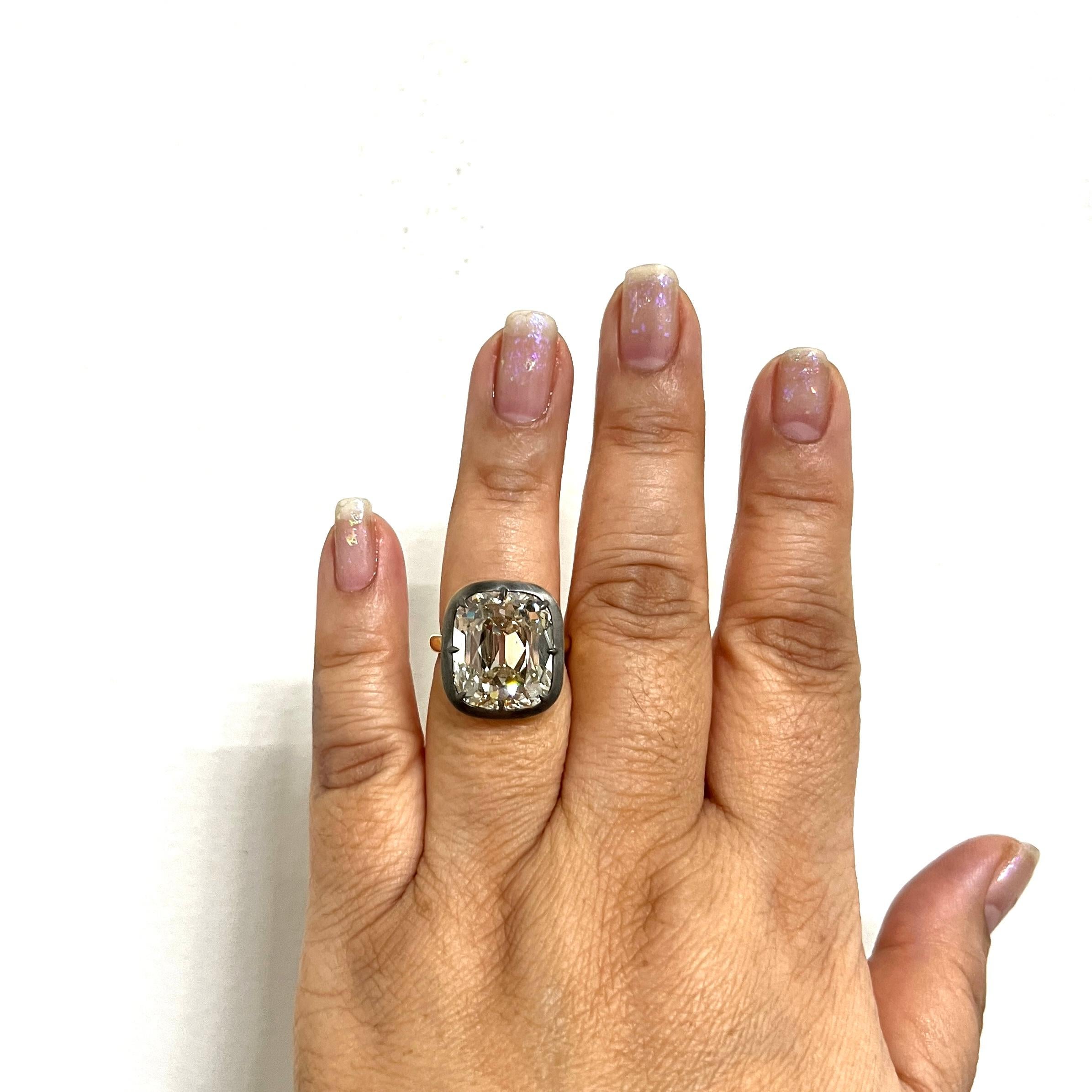 Whiting, 20,66 ct. de diamant blanc ancienne mine, taille coussin.  Fabriqué à la main en or jaune 18k et rhodium noir.  La taille de la bague est de 6,75 (54).  Cette bague est un véritable bijou !