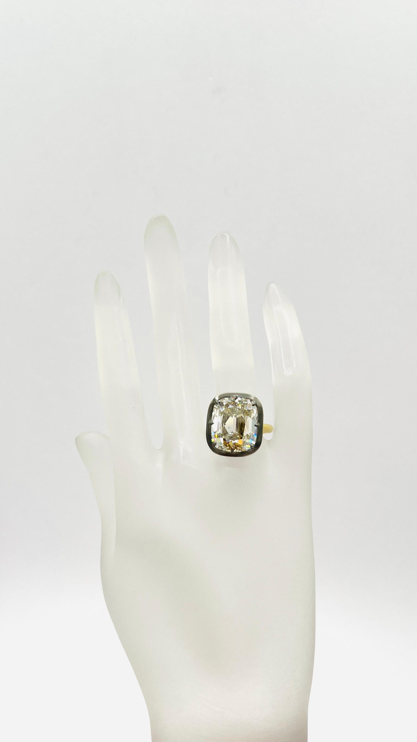 Taille vieille mine Bague solitaire en or jaune 18K et rhodium noir avec diamant coussin Old Mine en vente