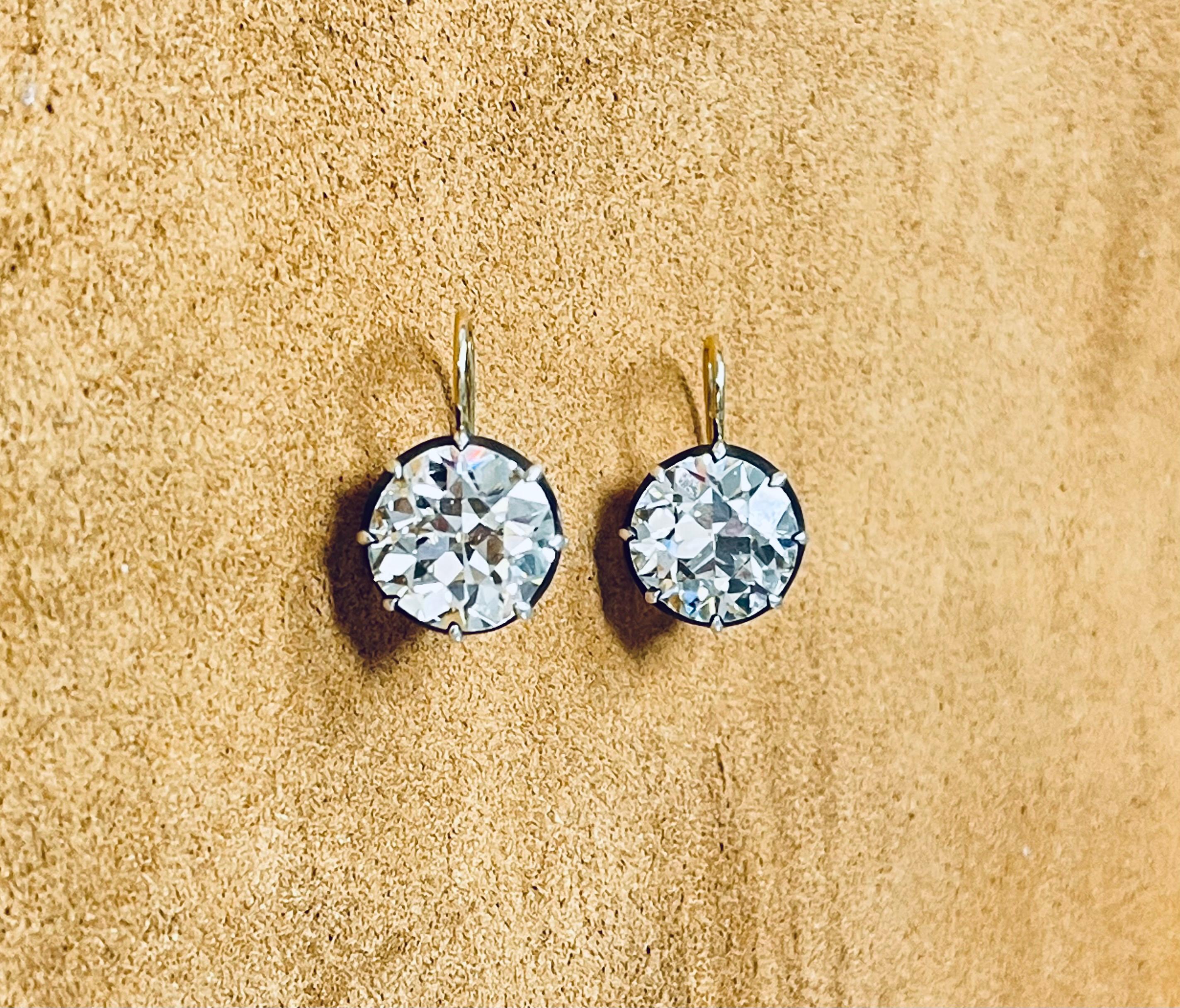 Old Mine Cut 15,93 Karat Diamantohrringe im antiken Stil in Gelbgold. GIA (Zeitgenössisch) im Angebot