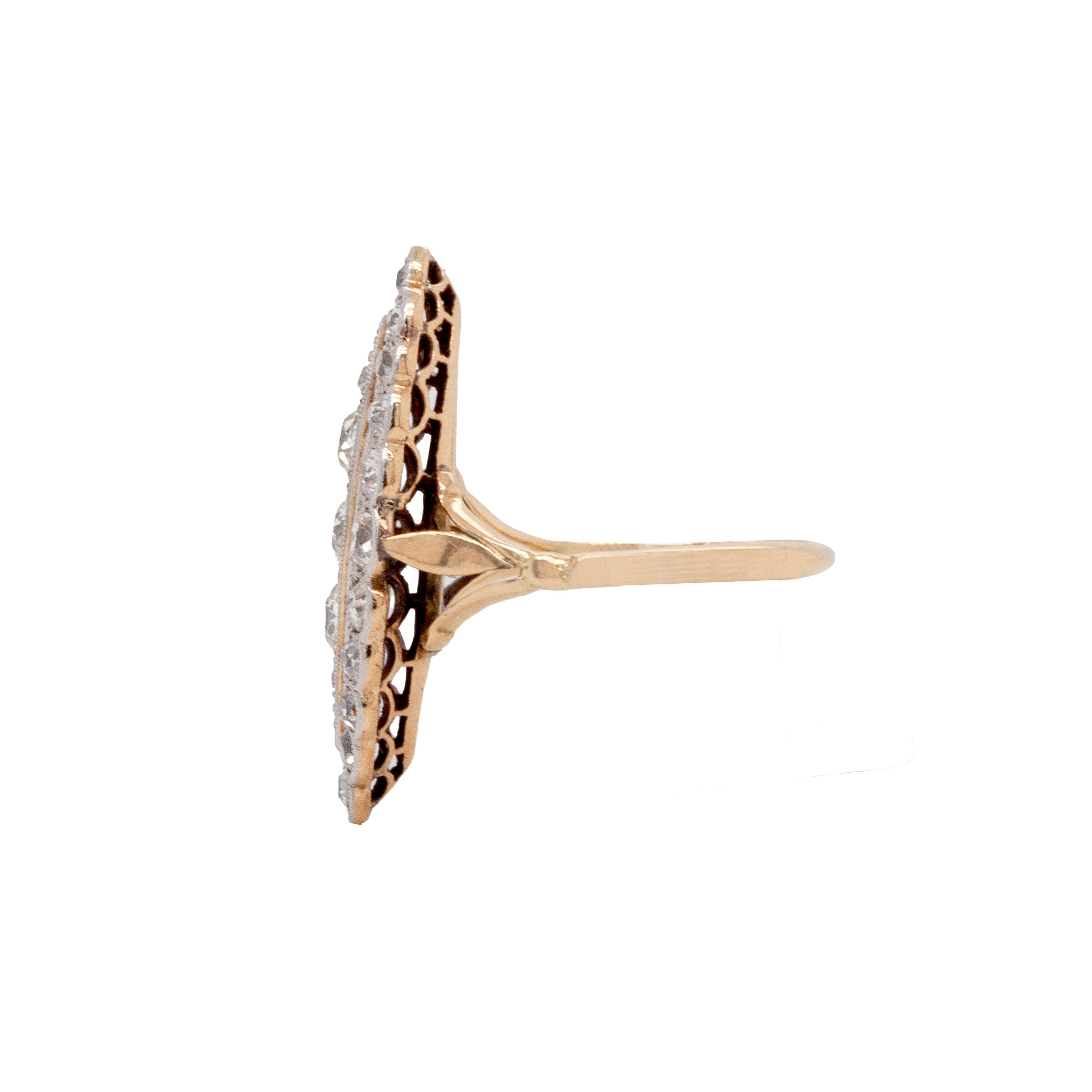 Ein absolut prächtiger antiker Navette-Ring, meisterhaft gefertigt aus butterweichem 18-karätigem Gelbgold und kühlem Platin.

Der fantastische Ring zeigt ein längliches, marquiseförmiges Design, das anmutig mit einem auffälligen Cluster aus