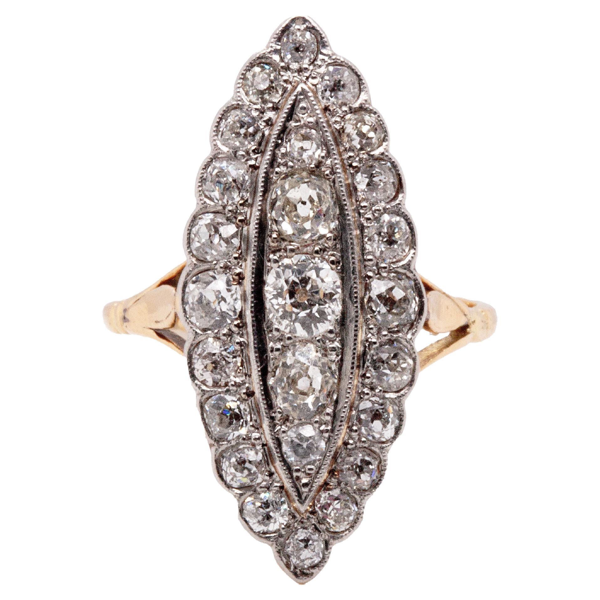 Anillo en racimo de 18 quilates y platino con forma de marquesa, c1910