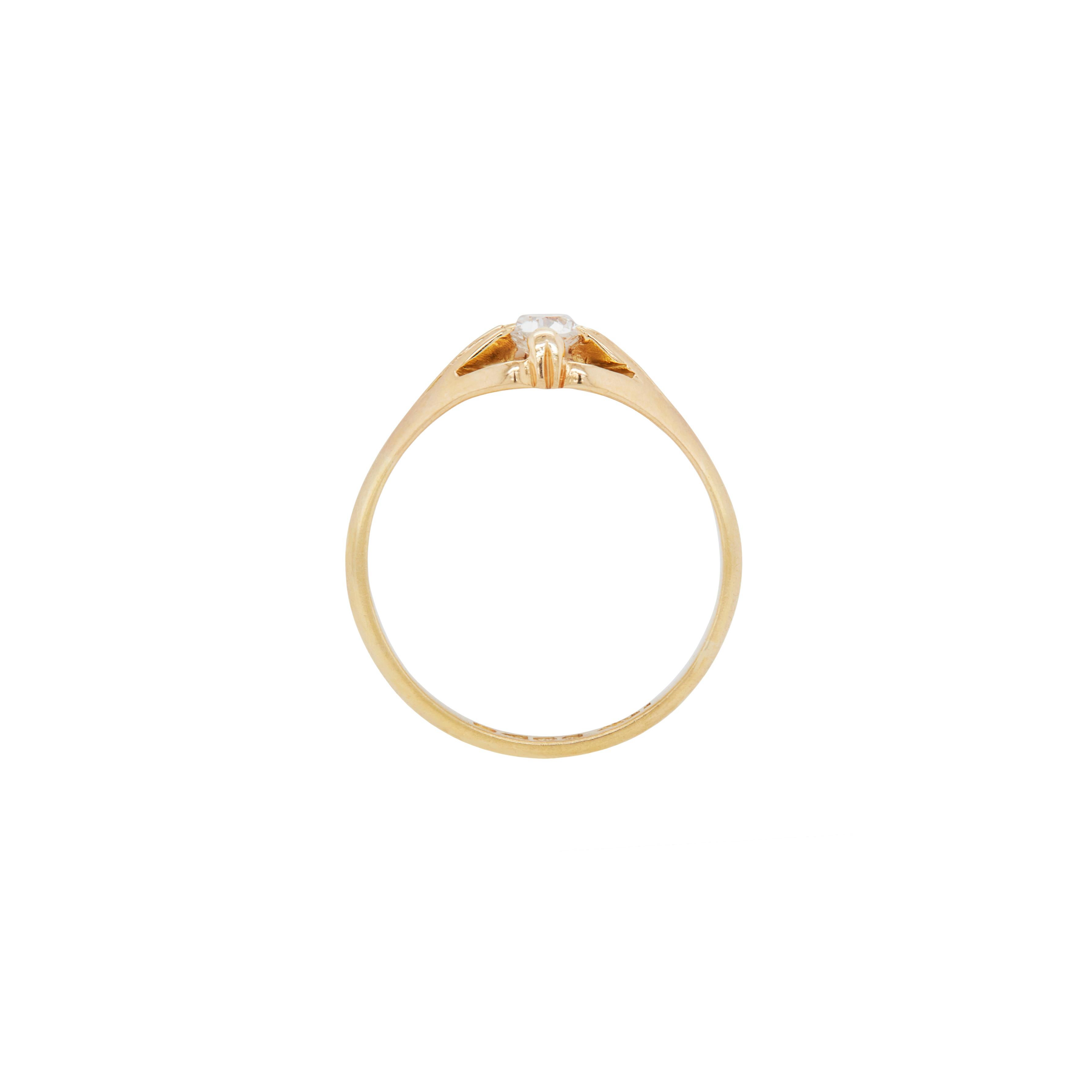 La elegancia atemporal se une al encanto vintage en este exquisito anillo solitario, magistralmente elaborado en cálido oro amarillo de 18 quilates.

En el corazón del anillo se encuentra un impresionante diamante talla mina antigua, de 0,41 ct, con