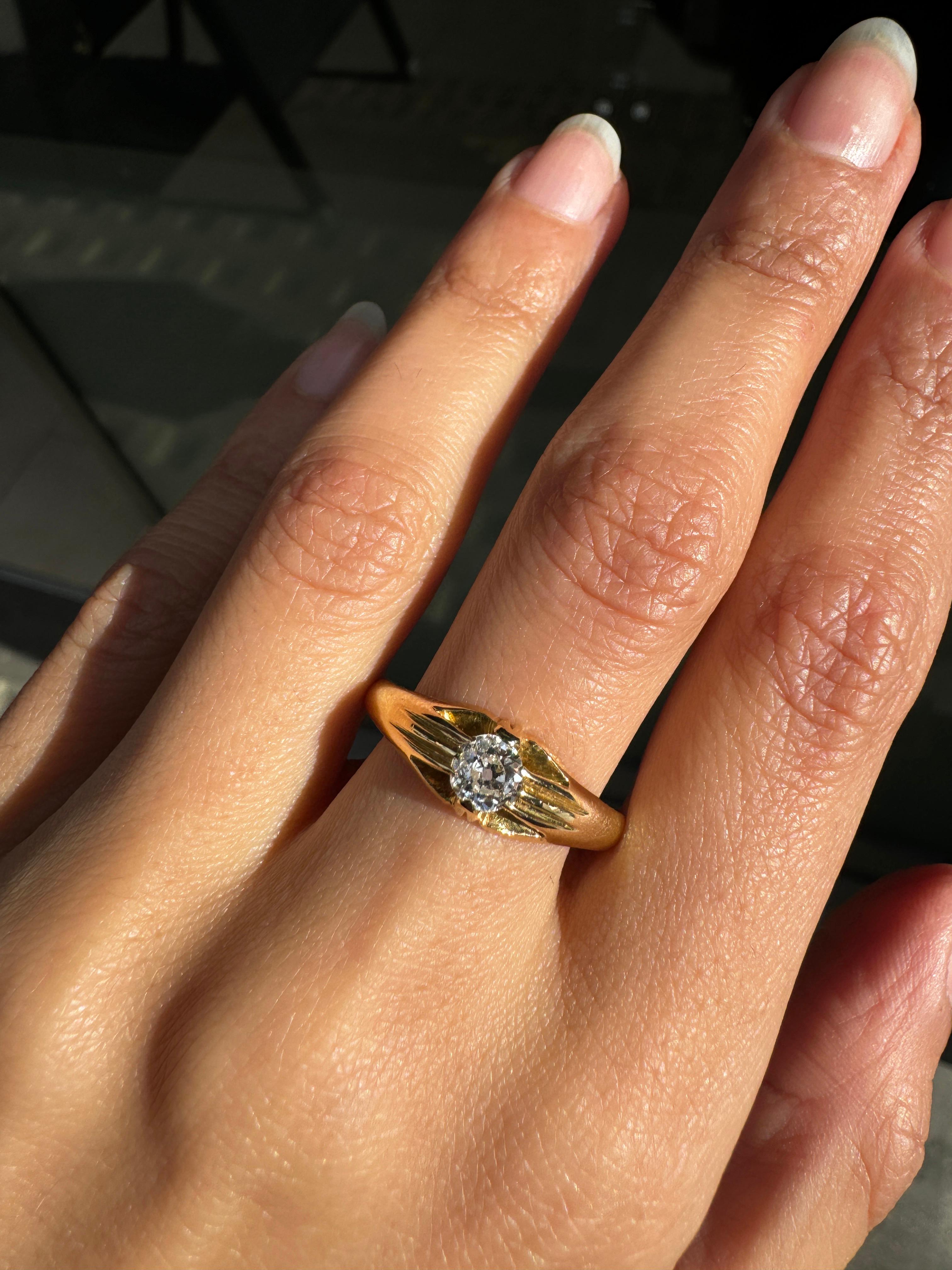 Femenino o masculino Anillo solitario para caballero en oro amarillo de 18 quilates, Chester 1938 en venta