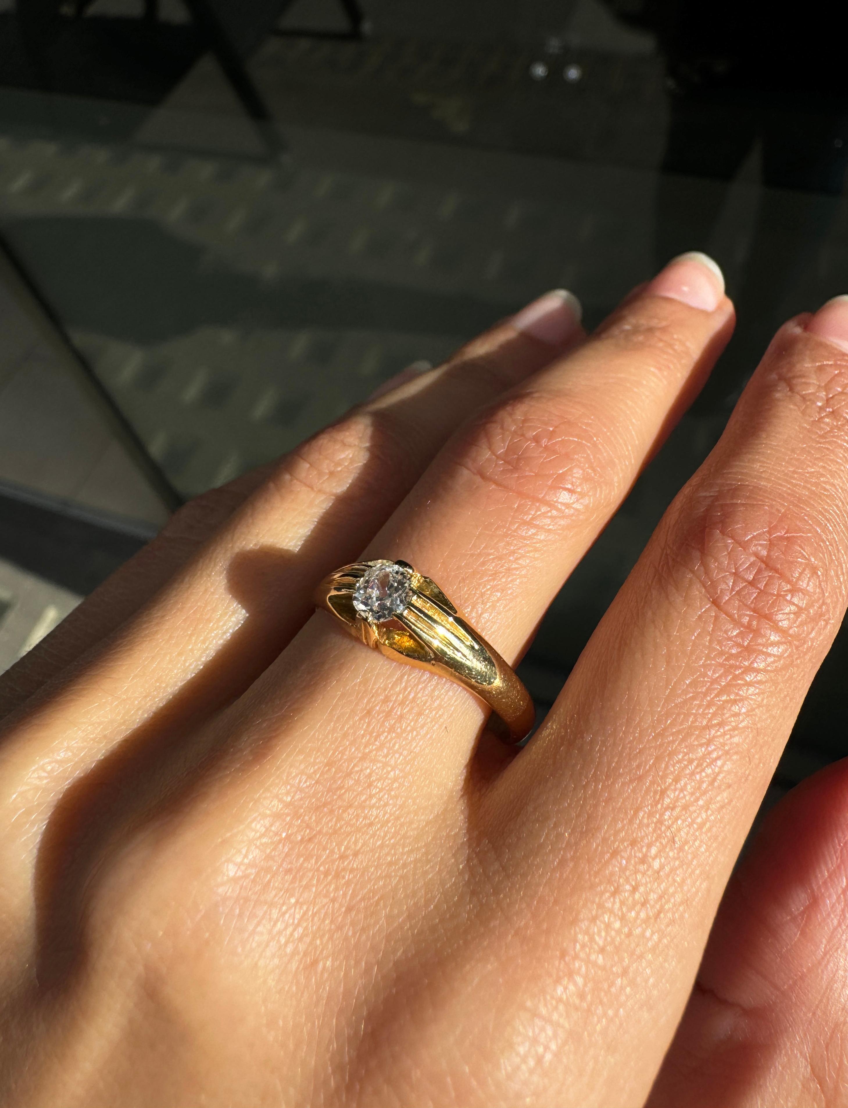 Anillo solitario para caballero en oro amarillo de 18 quilates, Chester 1938 en venta 2
