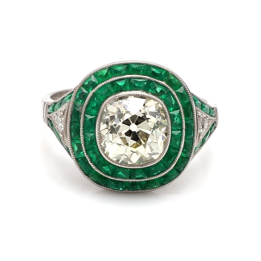 Bague en platine avec diamant taille ancienne et émeraudes

Cette élégante bague en platine est ornée d'un diamant blanc taille ancienne de 2,14 carats. Elle est entourée de 1,85 carats d'émeraudes vertes. La bague, qui pèse 7,4 grammes, est une