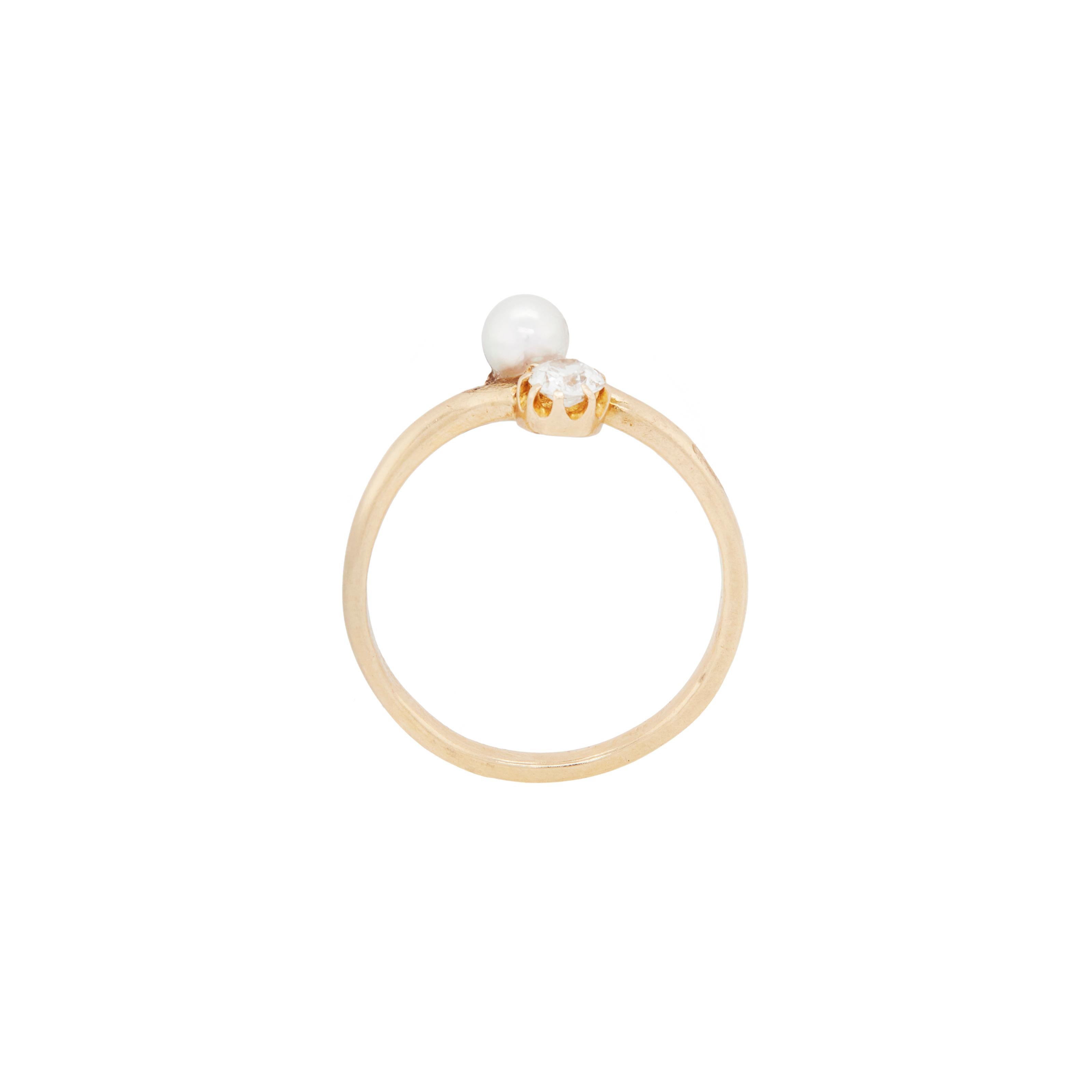 Old Mine Cut Diamond and Pearl Toi Et Moi Edwardian Ring in 18 Carat Yellow Gold In Good Condition For Sale In London, GB
