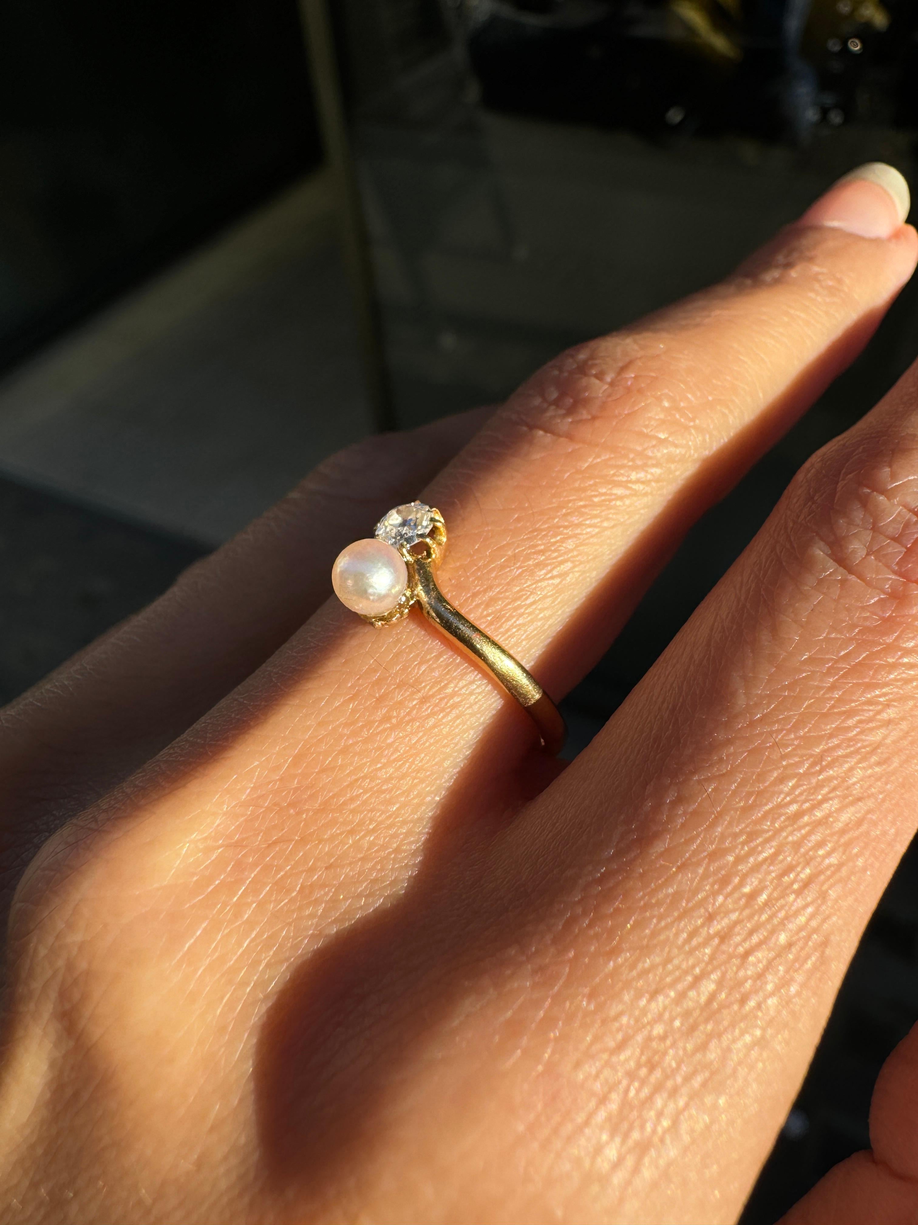 Old Mine Cut Diamond and Pearl Toi Et Moi Edwardian Ring in 18 Carat Yellow Gold For Sale 2