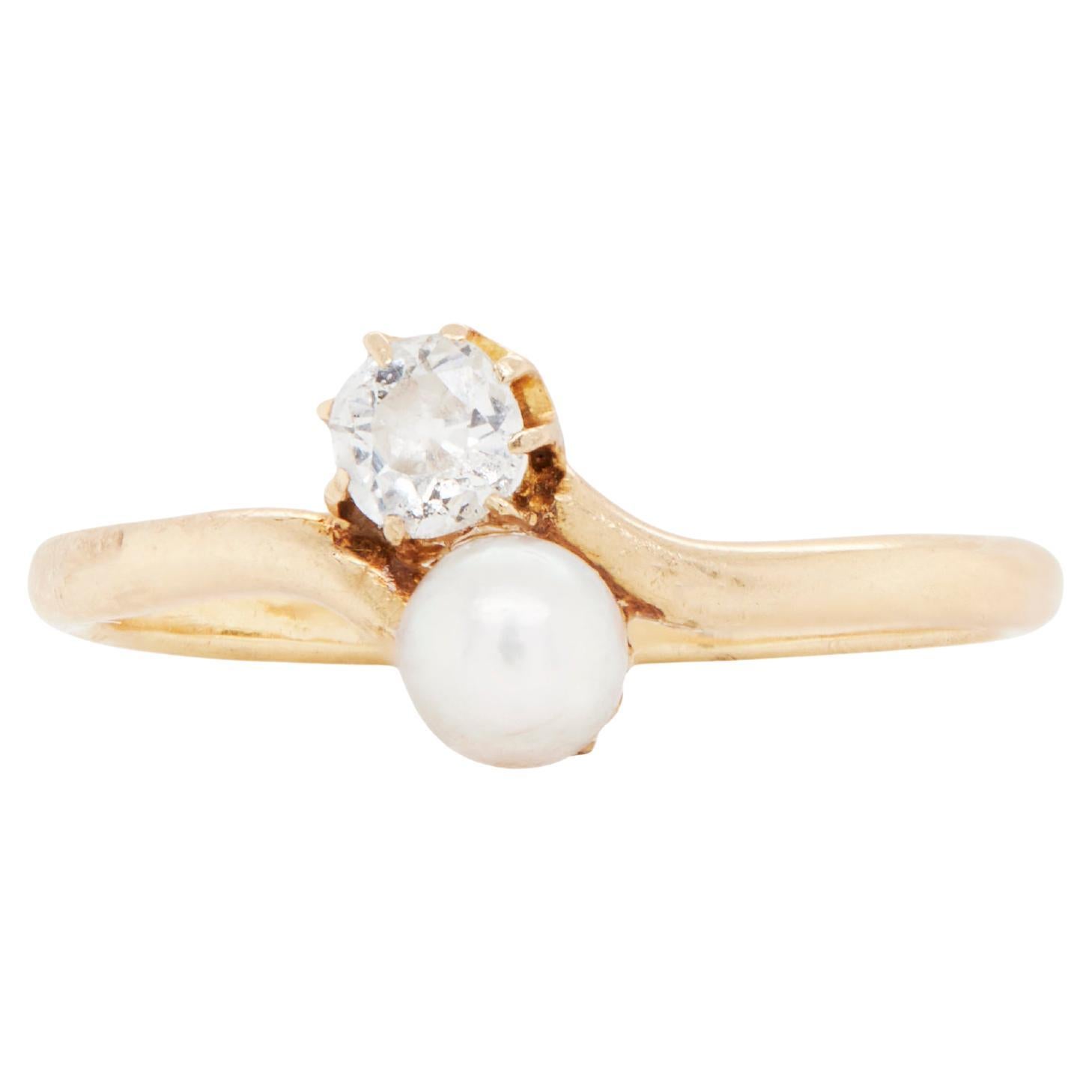 Toi Et Moi Edwardianischer Ring aus 18 Karat Gelbgold mit Diamanten im alten Minenschliff und Perlen