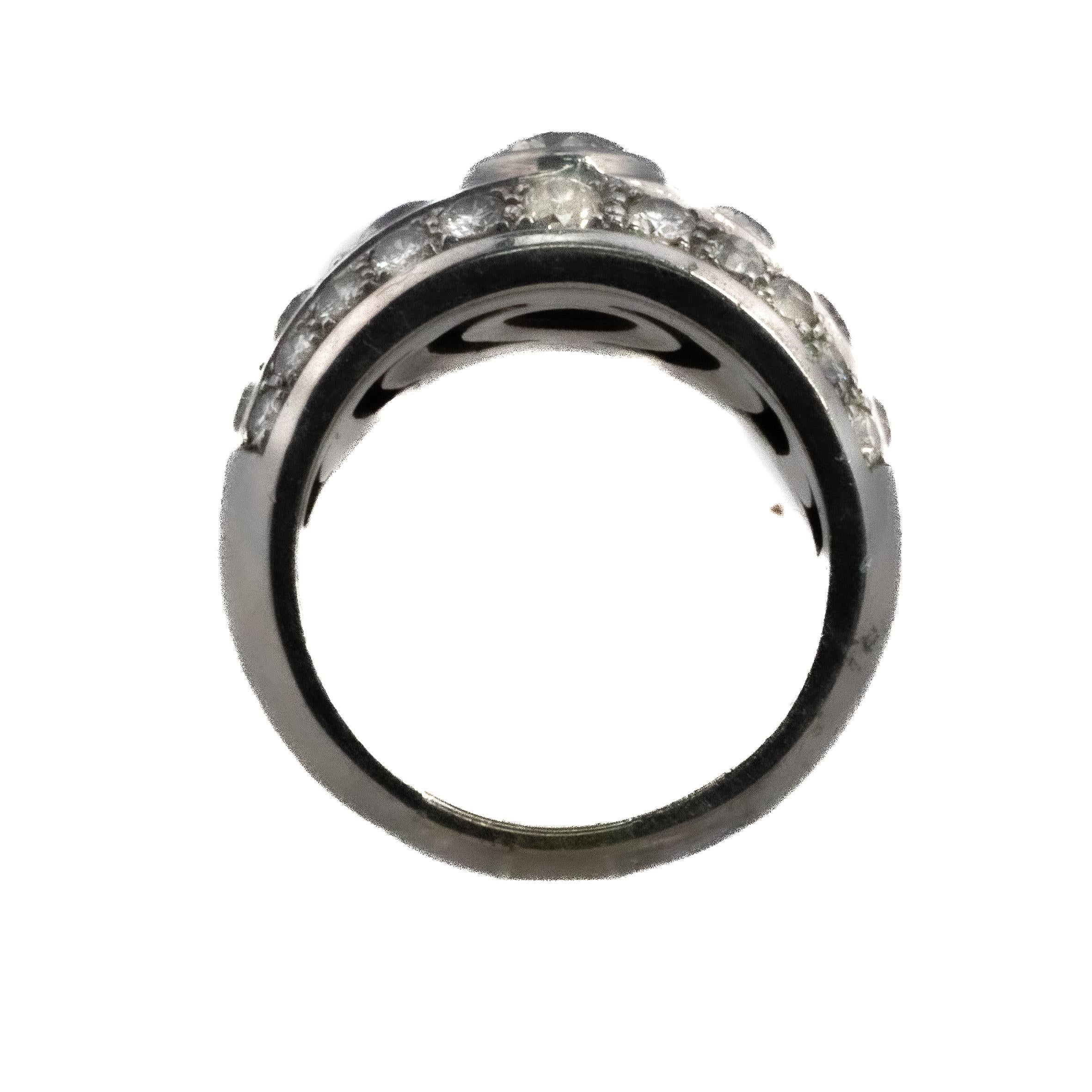 Bandeau dôme en diamant taillé à l'ancienne

Description : Importante bague dôme en or blanc 18 carats, ornée en son centre d'un lumineux diamant taille ancienne, flanqué de diamants ronds gradués, disposés en gradins audacieux. Le design allie le