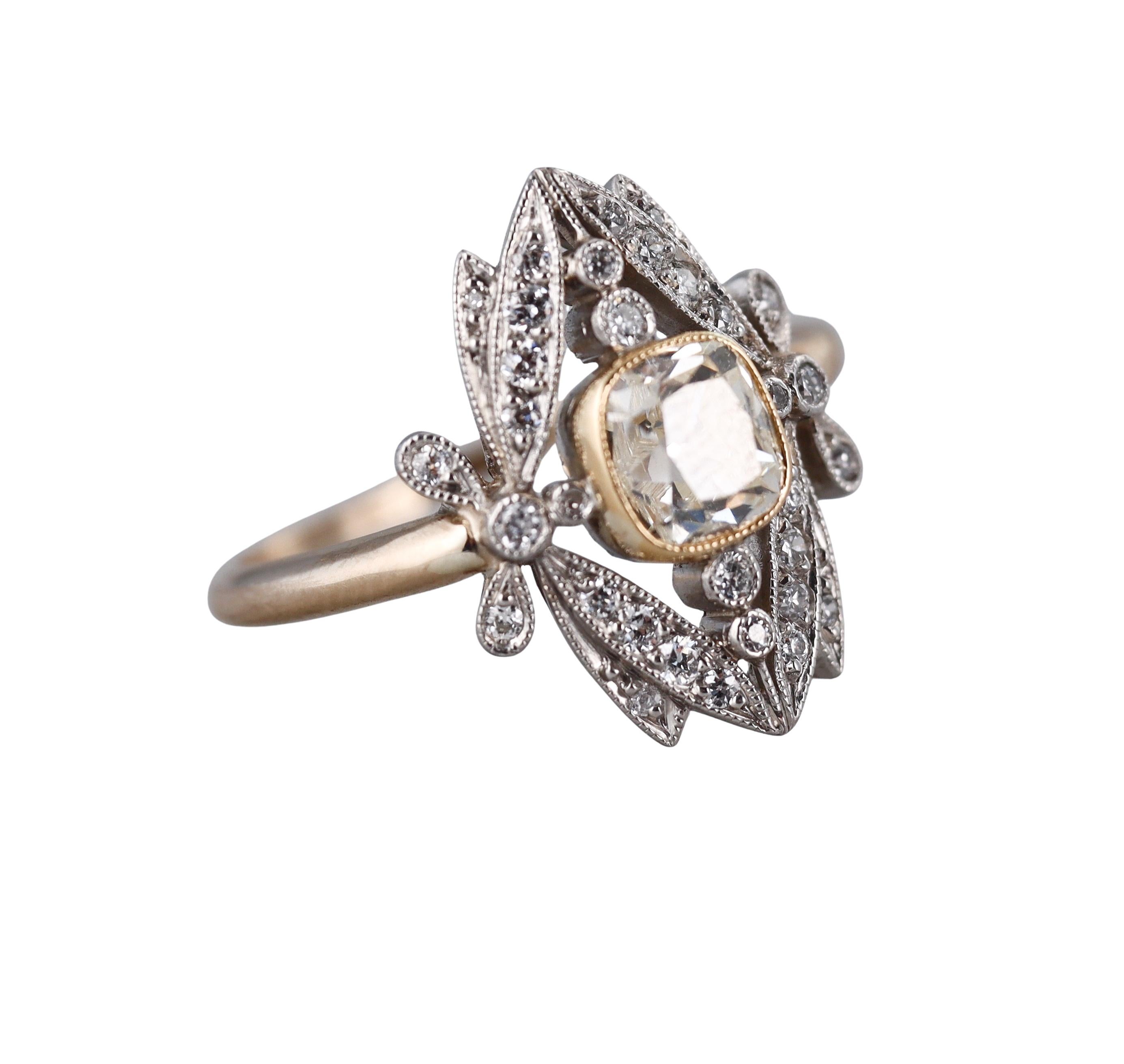 Bague de fiançailles en or jaune et blanc 18k, avec au centre un diamant de taille ancienne de 1,25ct SI2/N, entouré de petits diamants en serti.
Taille de l'anneau 7,25, la partie supérieure mesure 19 mm x 15 mm.
Testé 18k, non marqué. 
Poids - 5,2