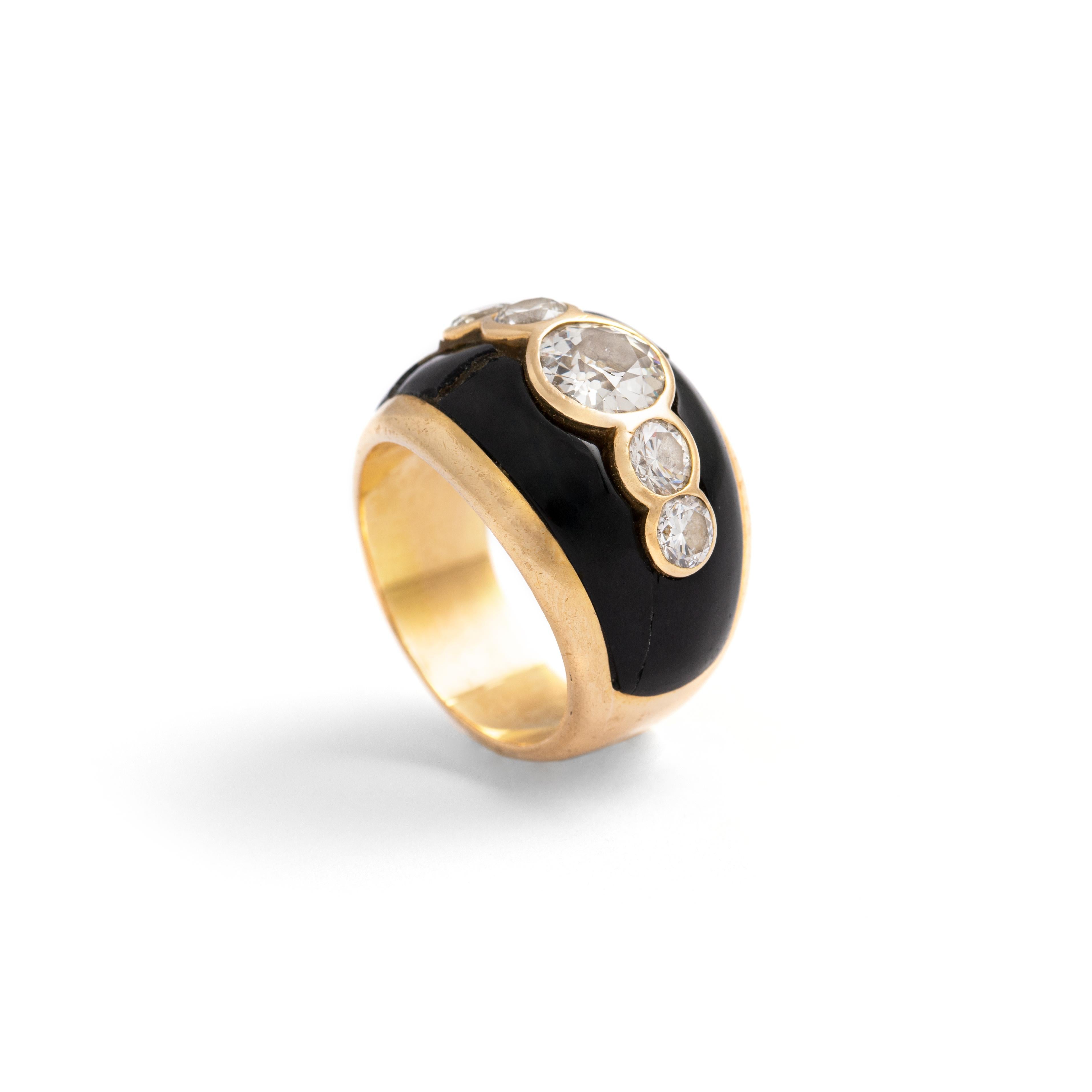 Old mine cut Diamond Onyx Yellow Gold 18K Ring.
Diamond central round old mine cut: approximately estimated 1.55 carat.
x4 smaller Diamonds round old mine cut: approximately estimated Total 2.00 carat.
Total weight: 18.91
Size: 60.