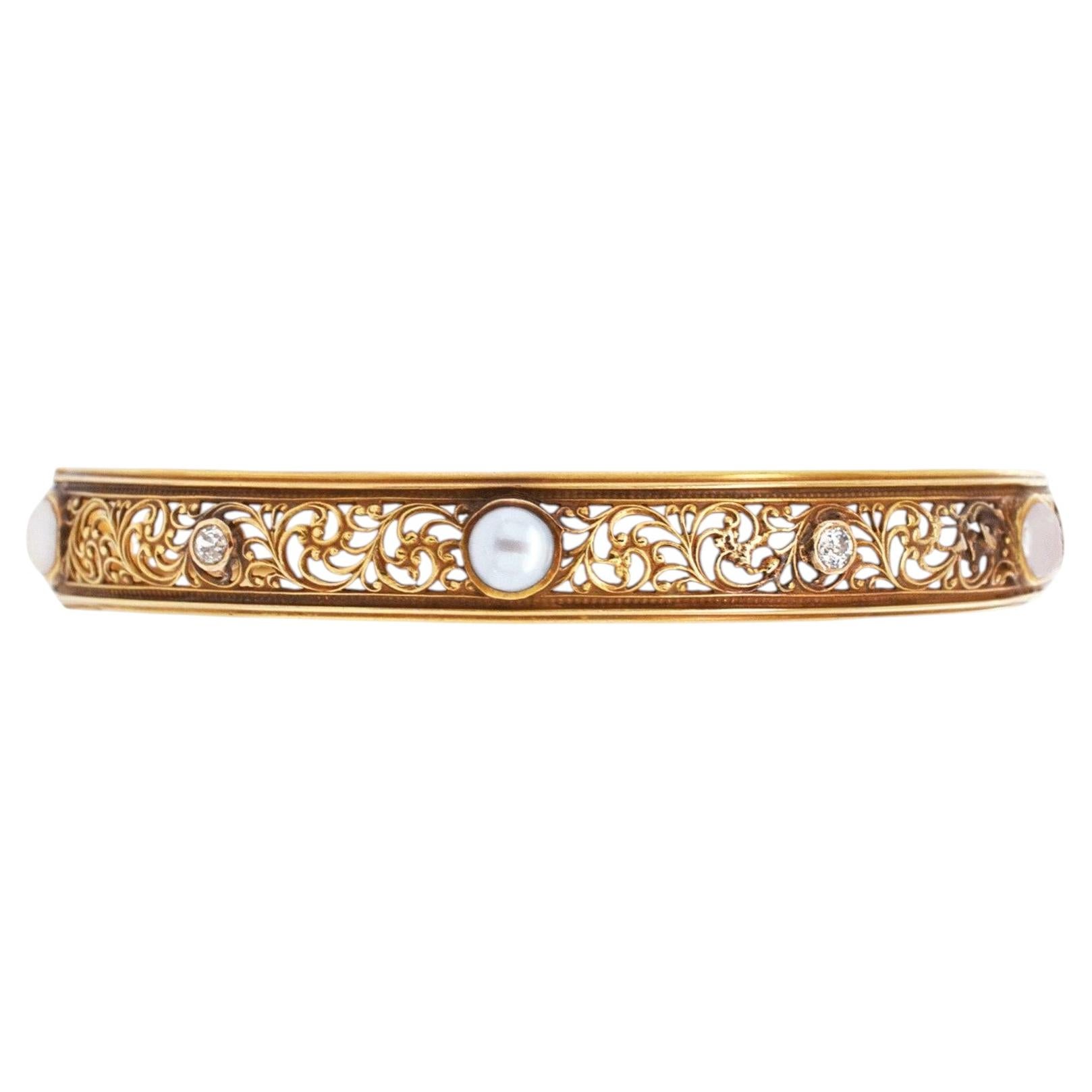 Brazalete de oro amarillo con diamantes talla vieja y perlas