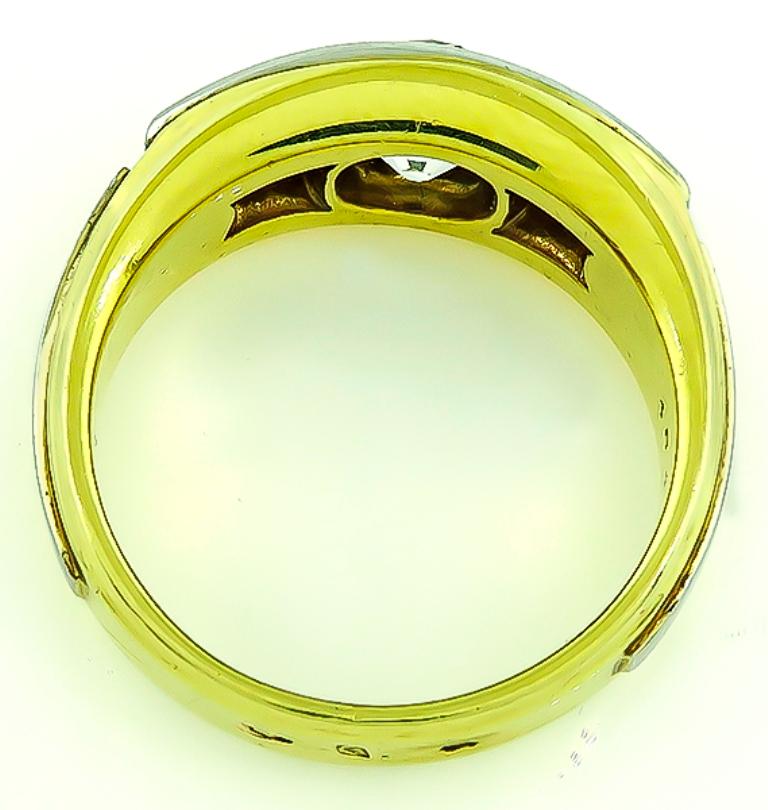 Hergestellt aus 18k Gelb- und Weißgold, ist dieser Ring mit einem funkelnden alten Mine geschnittenen Diamanten zentriert, die etwa 1,15ct. abgestuft I-J Farbe mit VS1 Klarheit wiegt. Der Diamant wird von schönen Saphiren akzentuiert, die etwa 0,60