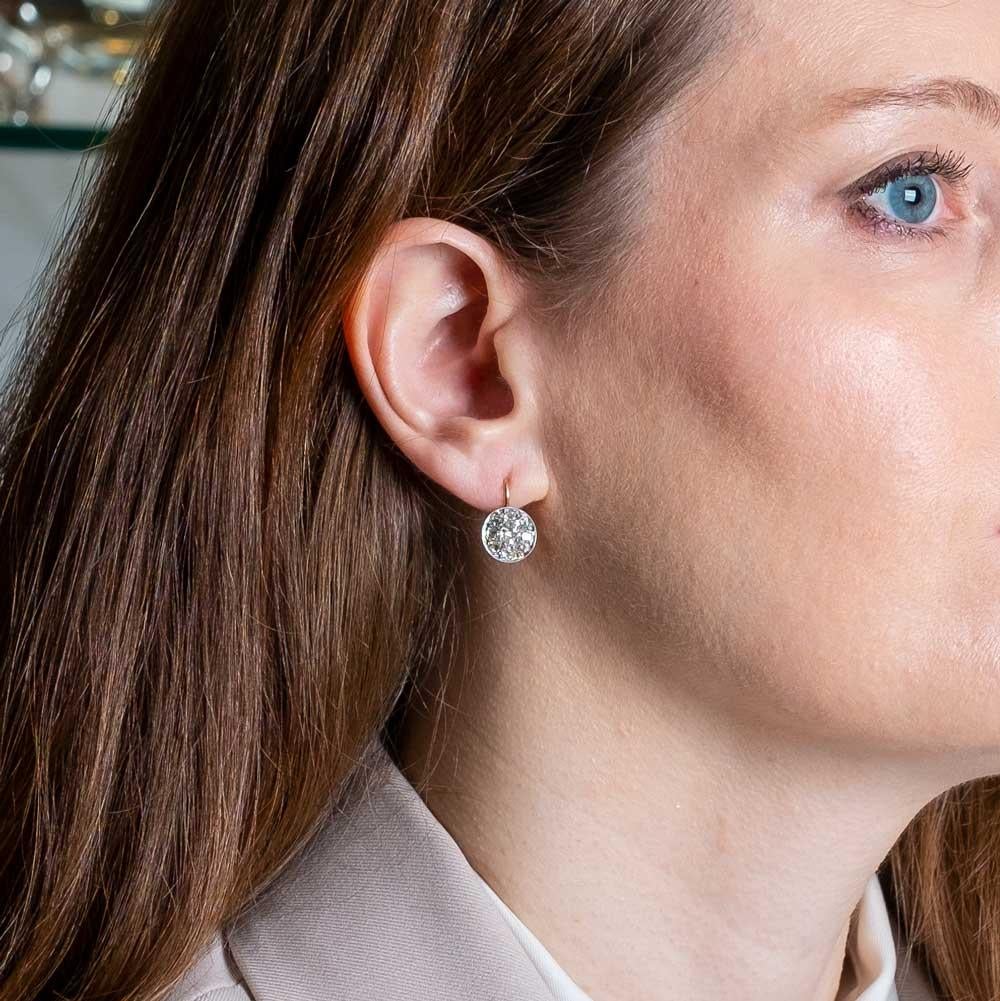 Élégante paire de boucles d'oreilles en or 18ct serties de diamants taille ancienne pour un total de 1,50ct C.C. qui donnent un éclat unique à ces boucles d'oreilles qui peuvent être utilisées aussi bien pour une occasion spéciale que pour la vie de