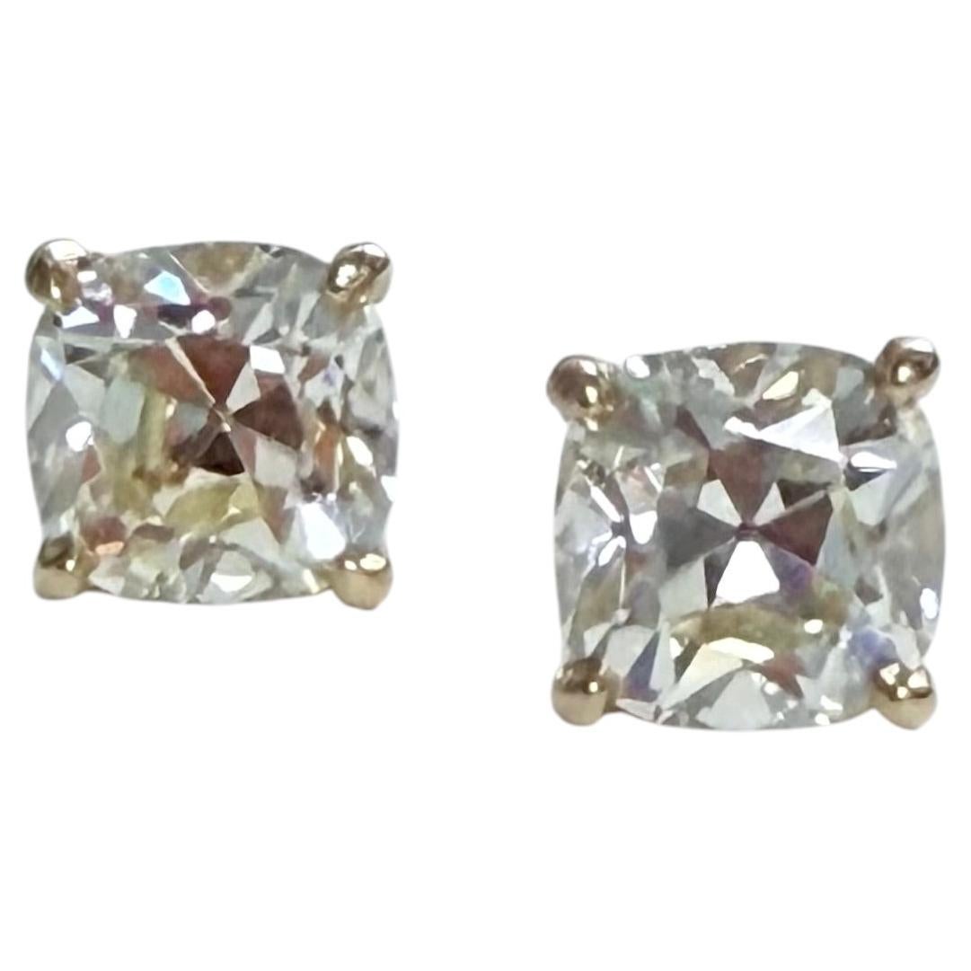 Ohrstecker mit Diamanten im Old-Mine-Schliff aus 18-Karat-Gelbgold.
