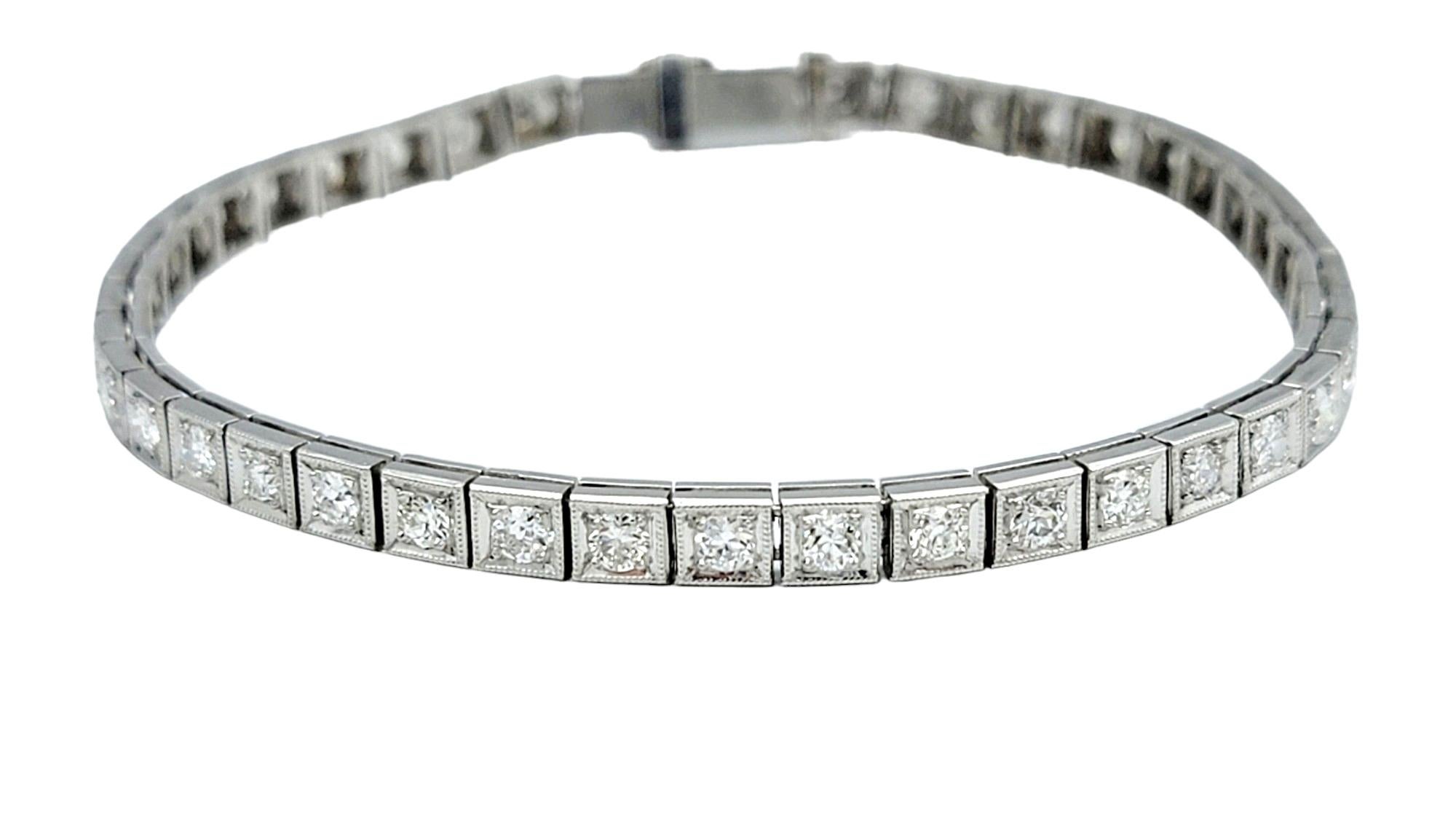 Der Innenumfang dieses Armbands beträgt 6,13 Zoll und passt bequem an ein Handgelenk von bis zu 6 Zoll. 

Dieses atemberaubende Tennisarmband mit Diamanten im Vintage-Stil ist aus Platin gefertigt und besticht durch sein raffiniertes quadratisches