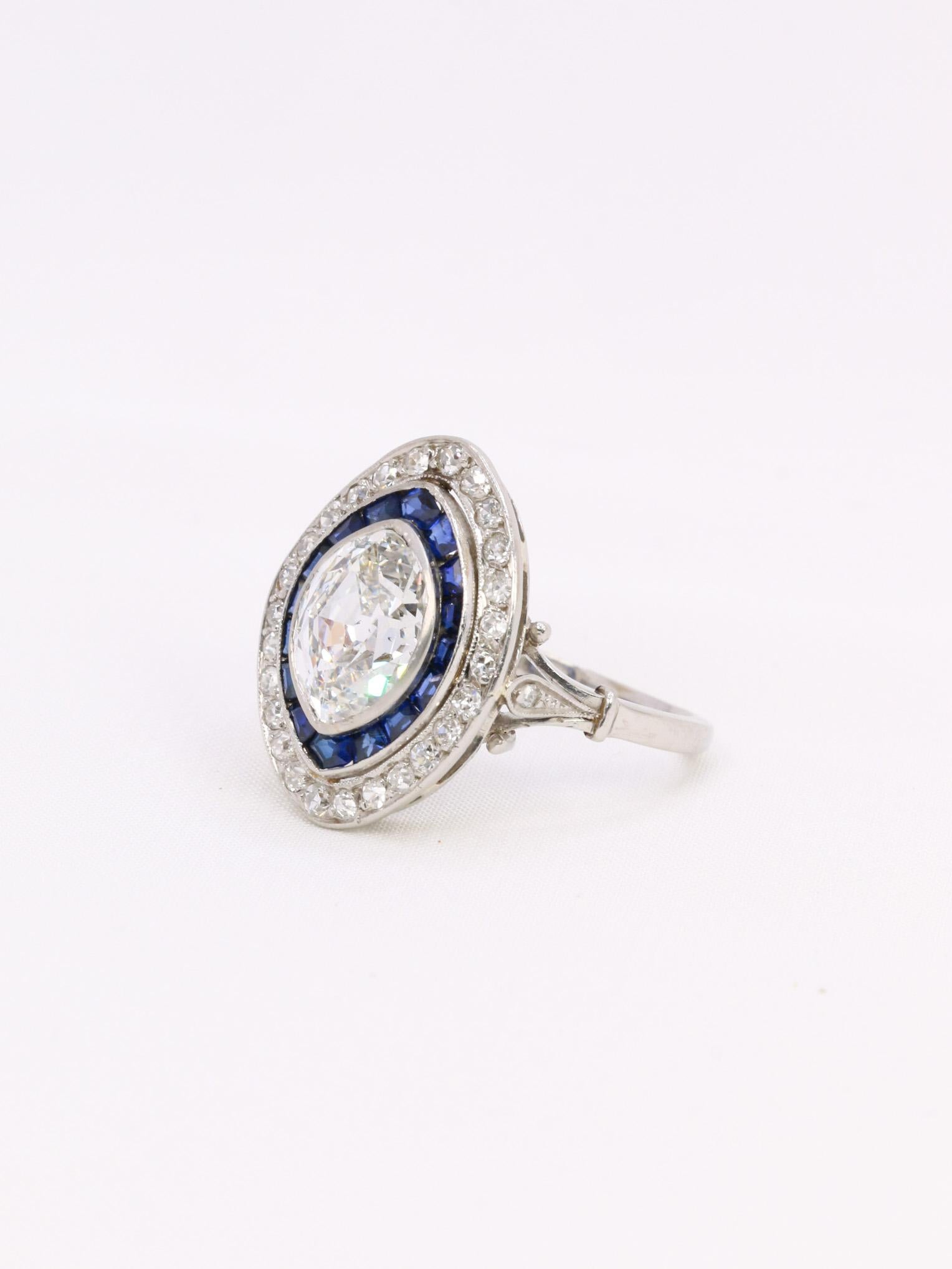 Old mine cut marquise diamond 2.1 ct Art Deco ring set with calibrated sapphires In Good Condition For Sale In PARIS, FR