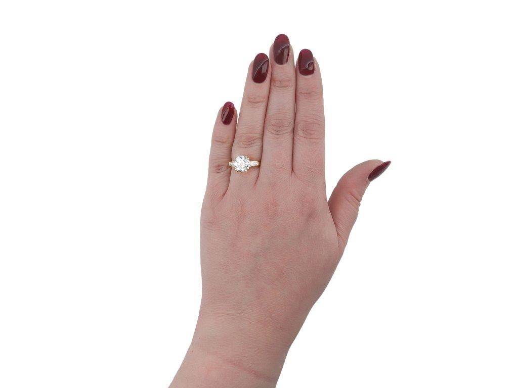 Old mine diamond flanked solitaire ring. In Good Condition For Sale In London, GB