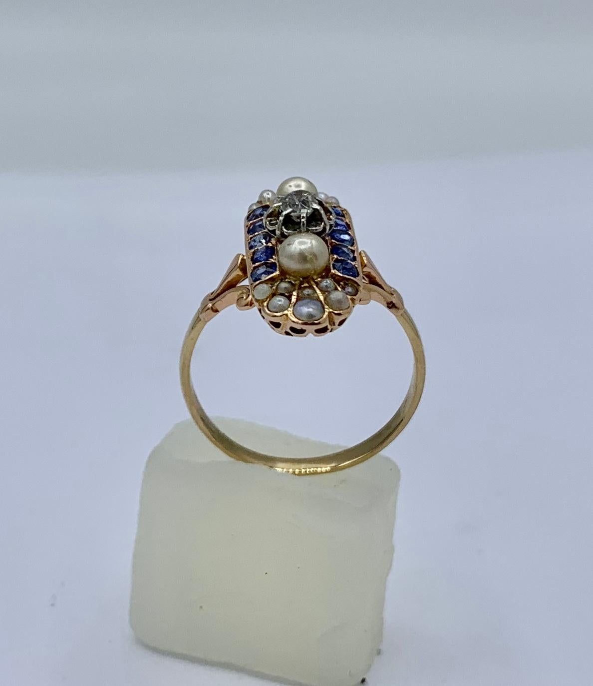 Verlobungsring aus Platin mit Diamant und natürlichem Saphir im alten Minenschliff, viktorianisch im Angebot 3