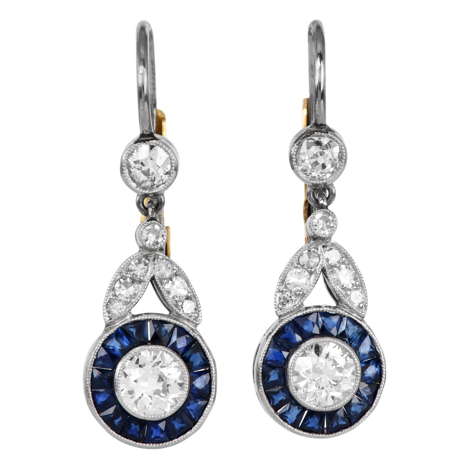 Ces boucles d'oreilles vintage en forme de goutte présentent un délicat motif d'inspiration florale avec des diamants taillés dans des mines anciennes et sertis en platine. Au cœur de chaque boucle d'oreille, un diamant central étincelant de 0,75