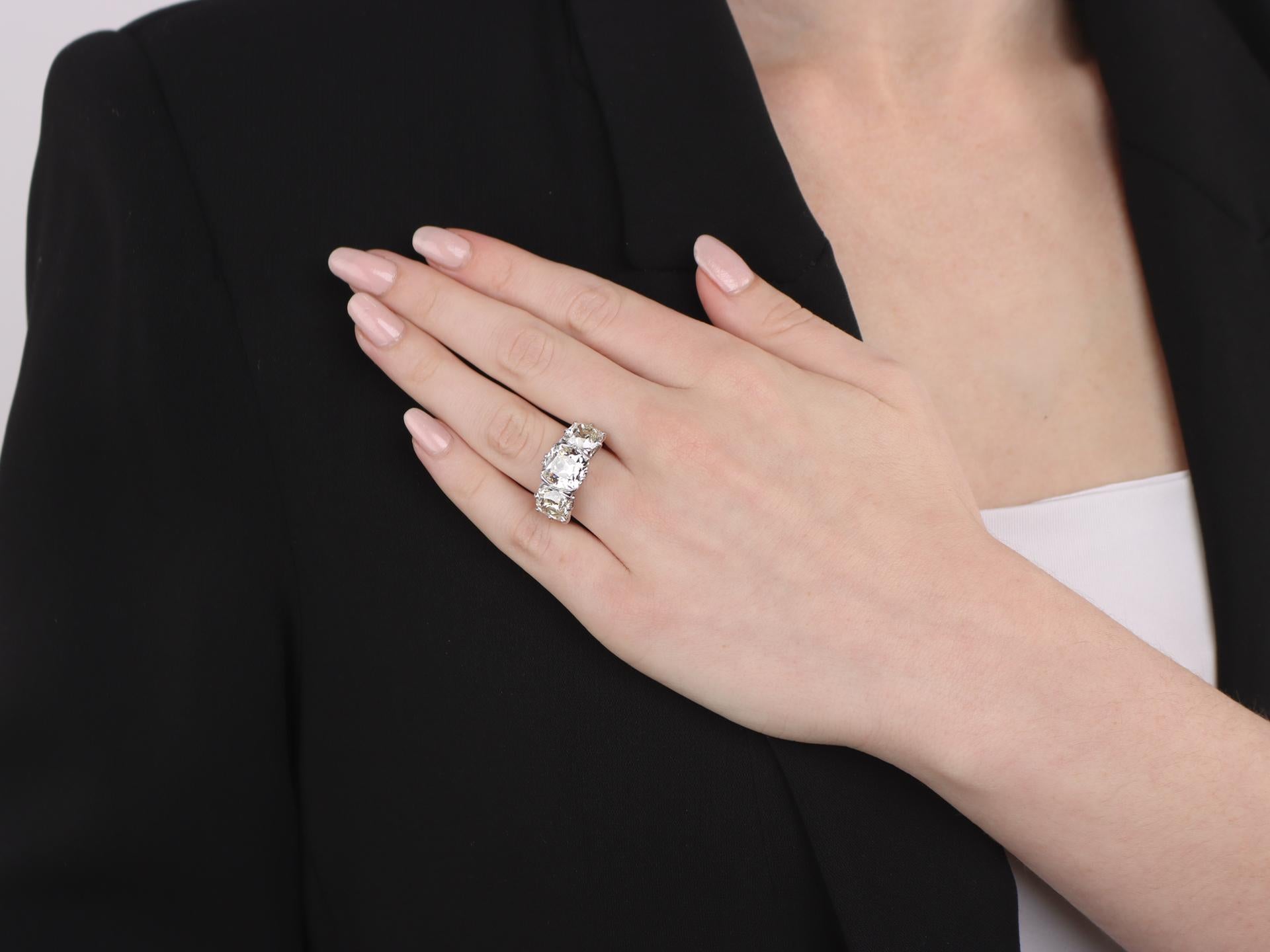 Taille vieille mine Bague à trois pierres en diamant d'ancienne mine. en vente