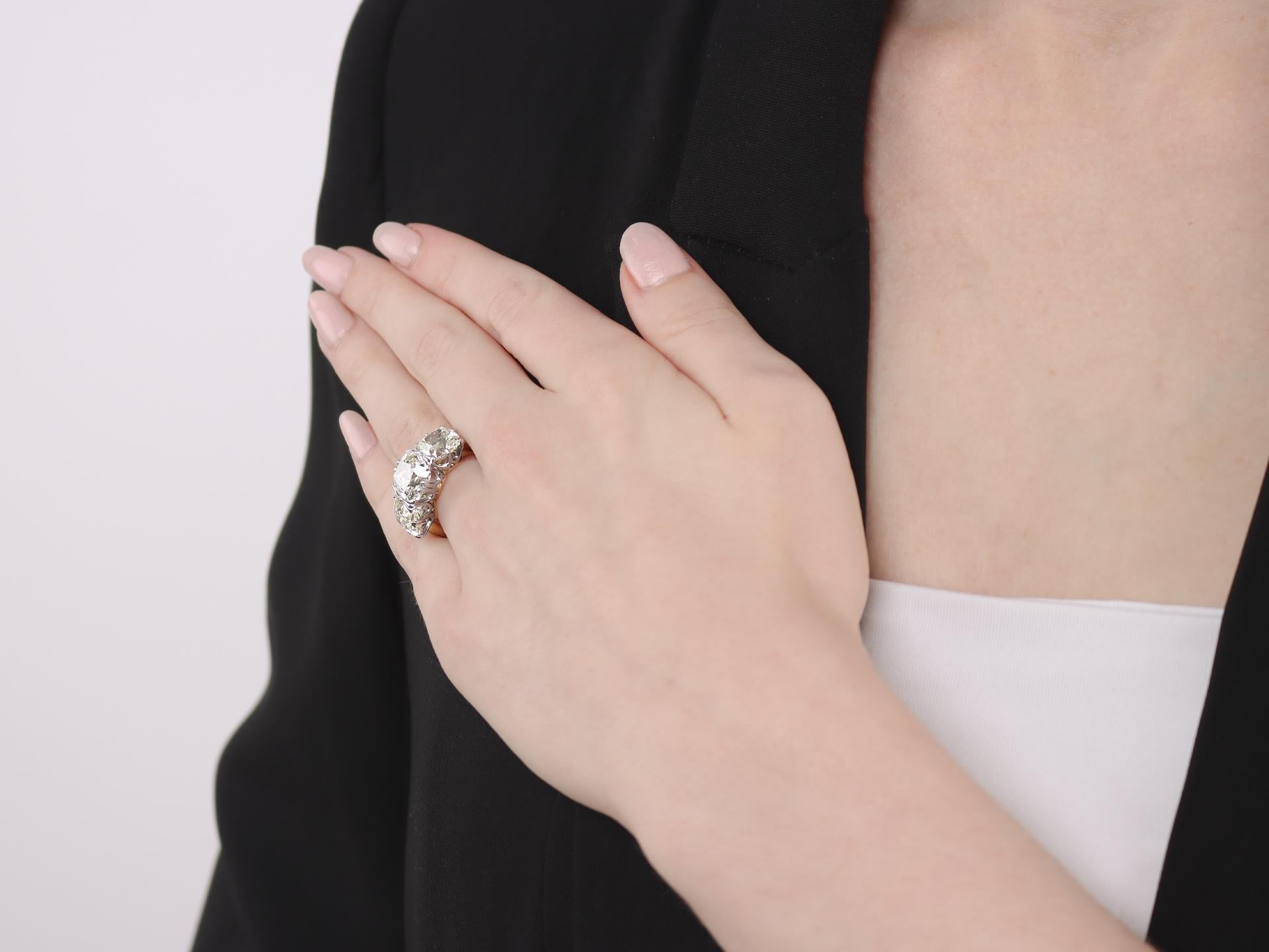 Bague à trois pierres en diamant d'ancienne mine. Bon état - En vente à London, GB