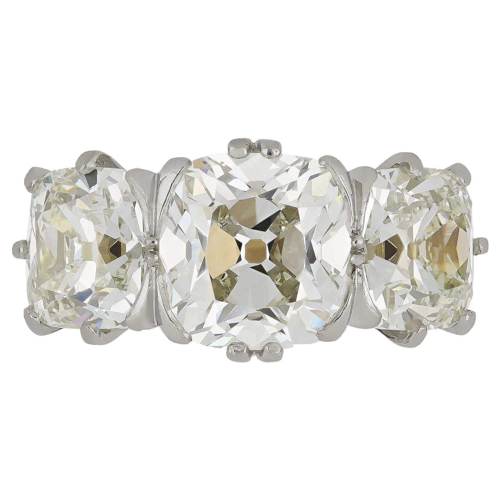 Bague à trois pierres en diamant d
ancienne mine. en vente