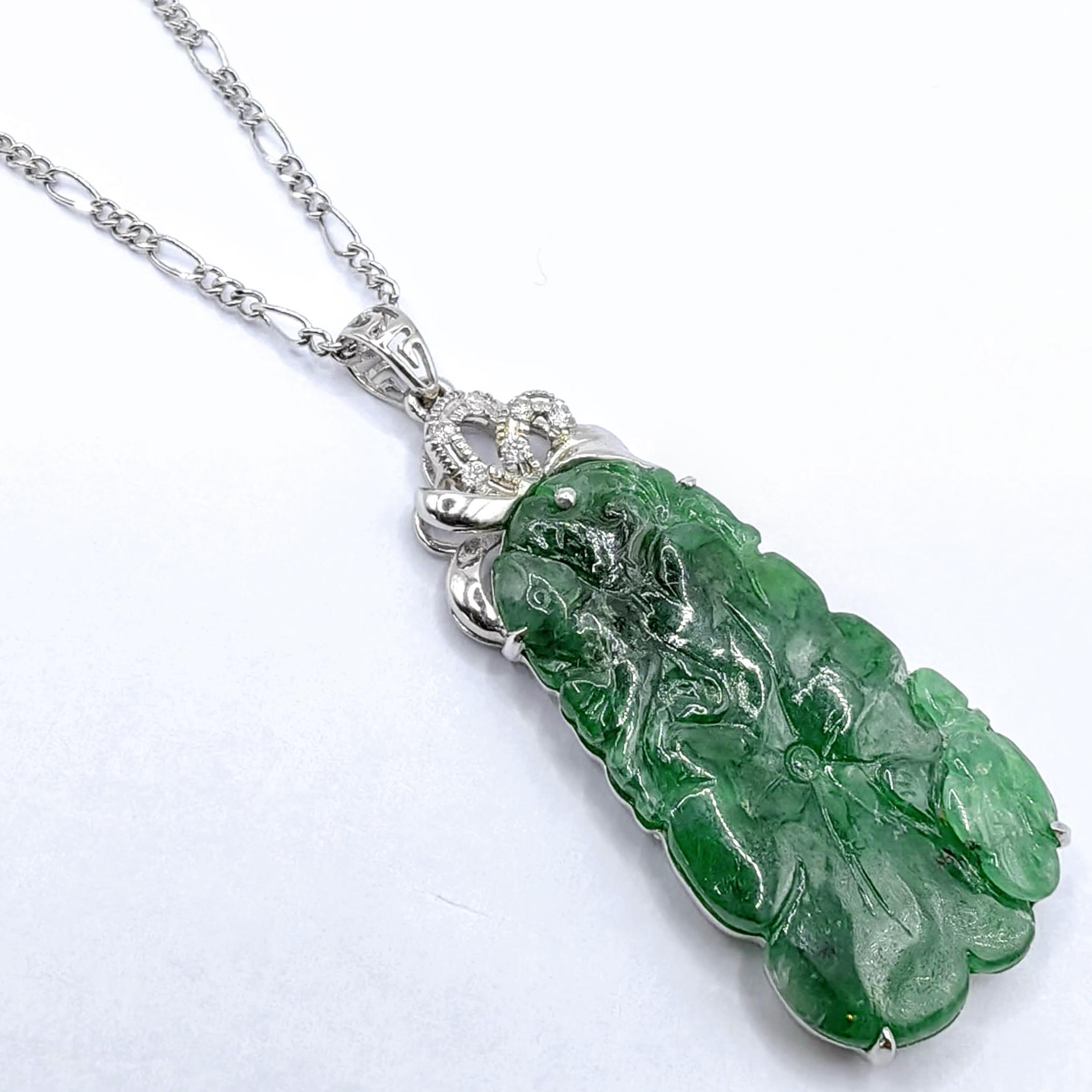 Scopri l'eccezionale maestria di questo ciondolo in giada verde Greene & Greene, scolpito con maestria per mostrare la bellezza naturale della pietra e l'abilità dell'artigiano. Elegantemente impreziosito da diamanti scintillanti e incastonato in
