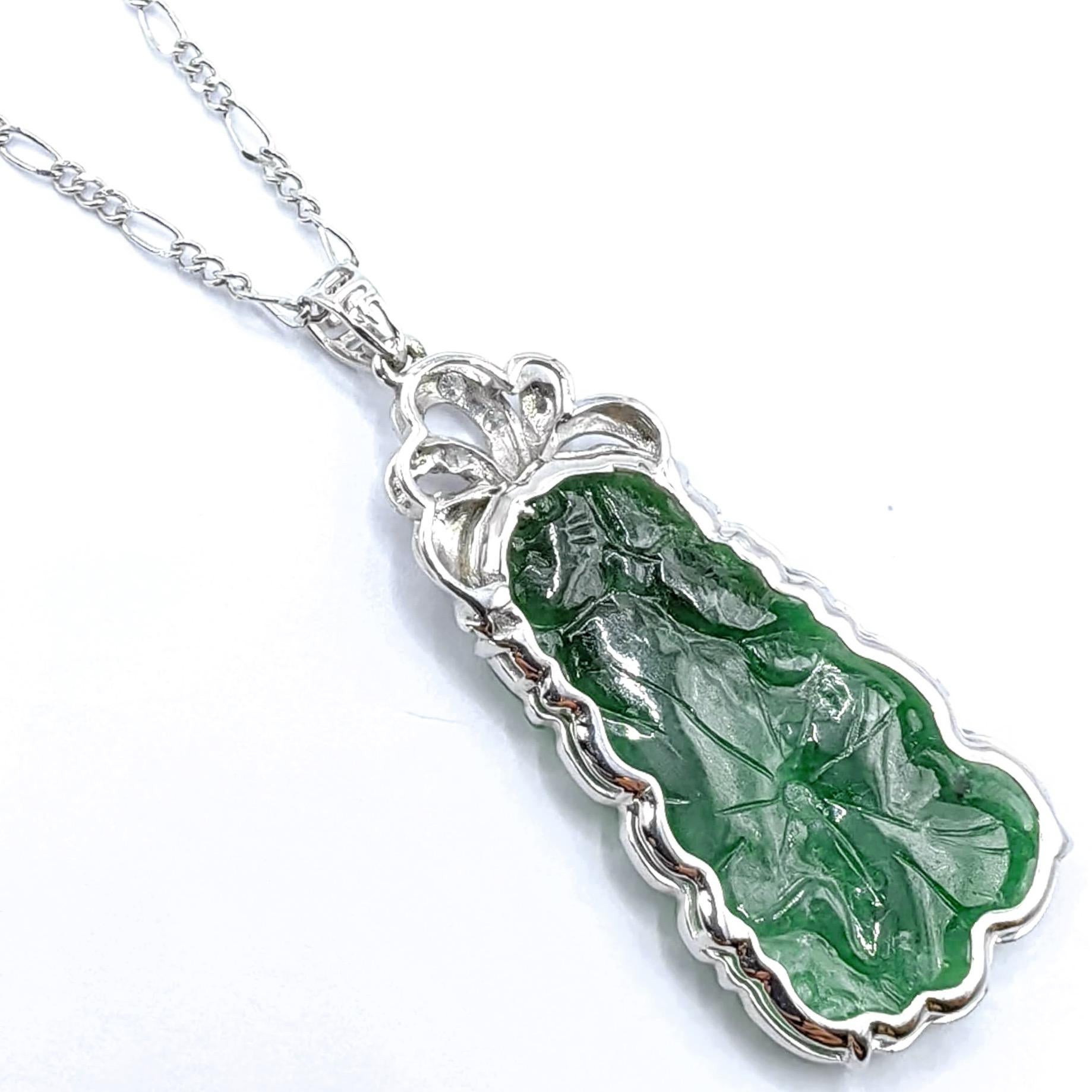 Contemporaneo Ciondolo con loto intagliato in giadeite verde Old Mine e diamanti Ruyi in oro bianco 18 carati in vendita