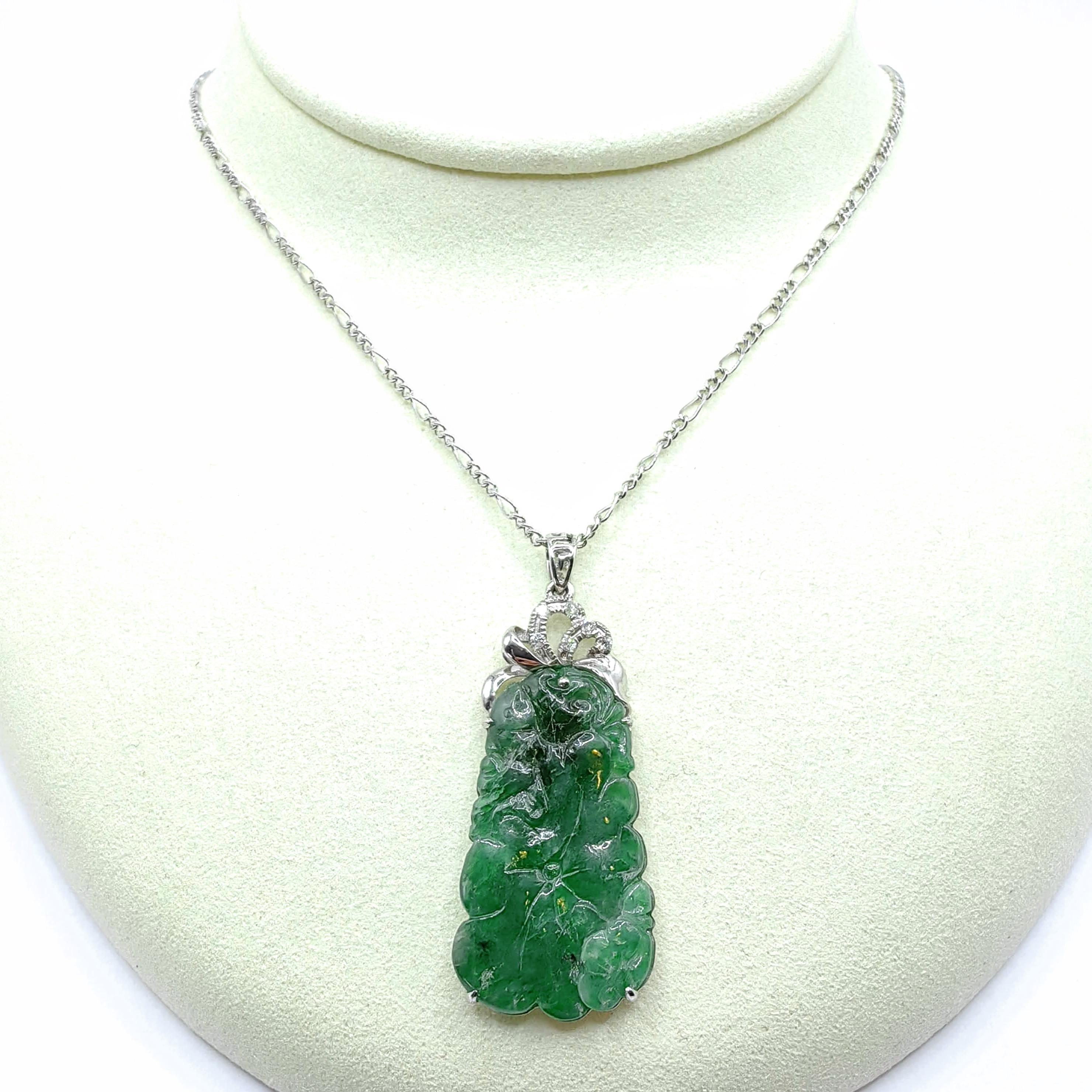 Taglio rotondo Ciondolo con loto intagliato in giadeite verde Old Mine e diamanti Ruyi in oro bianco 18 carati in vendita