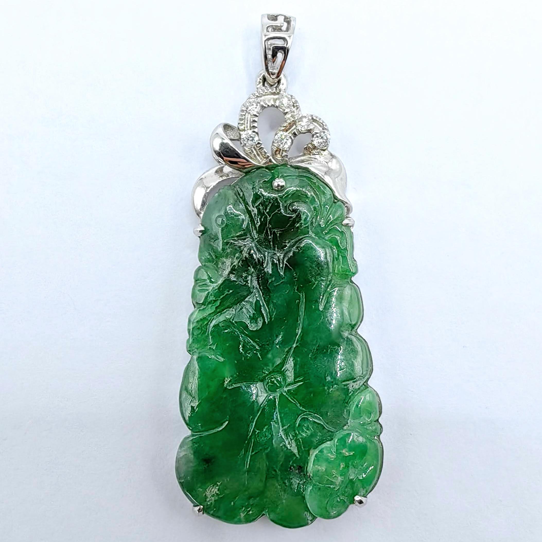 Ciondolo con loto intagliato in giadeite verde Old Mine e diamanti Ruyi in oro bianco 18 carati In condizioni Nuovo in vendita a Wan Chai District, HK