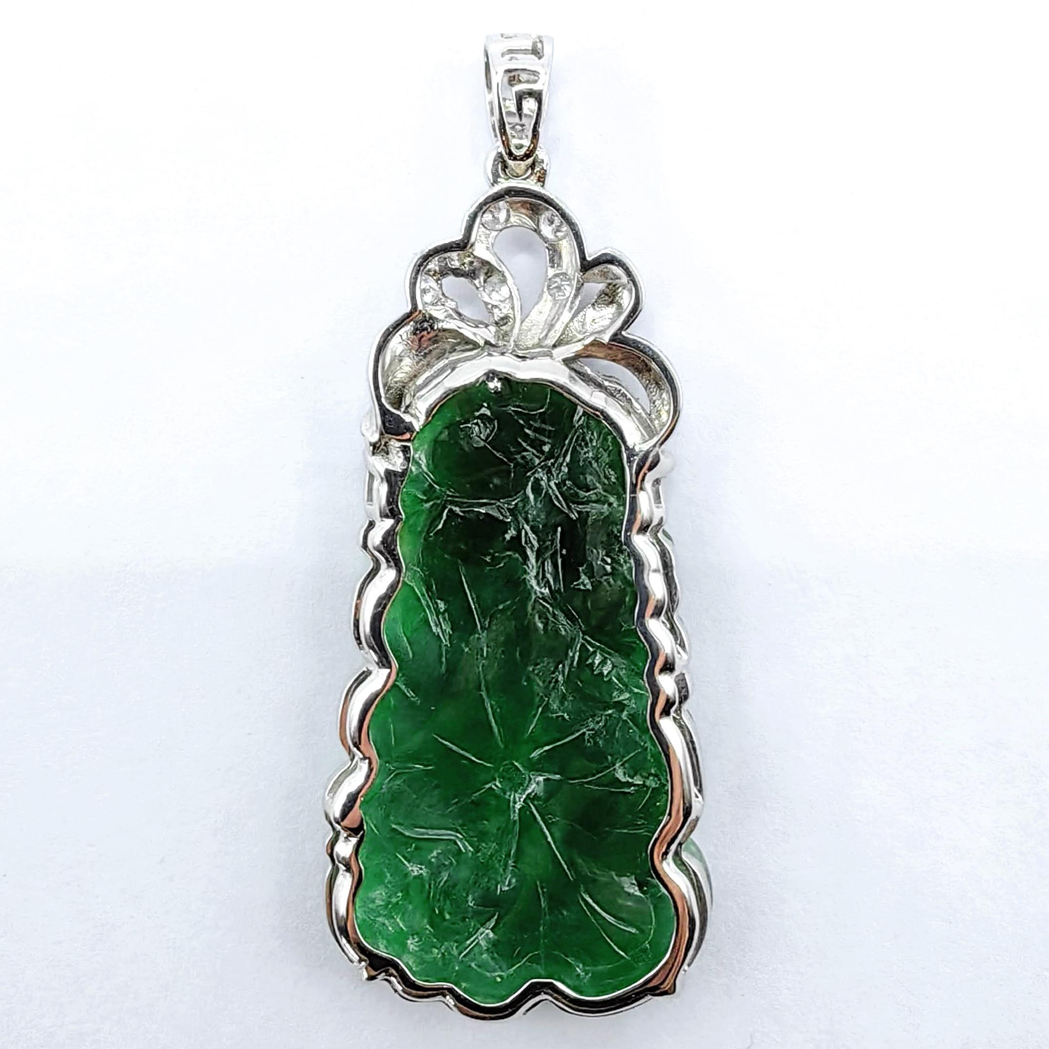 da uomo o donna Ciondolo con loto intagliato in giadeite verde Old Mine e diamanti Ruyi in oro bianco 18 carati in vendita