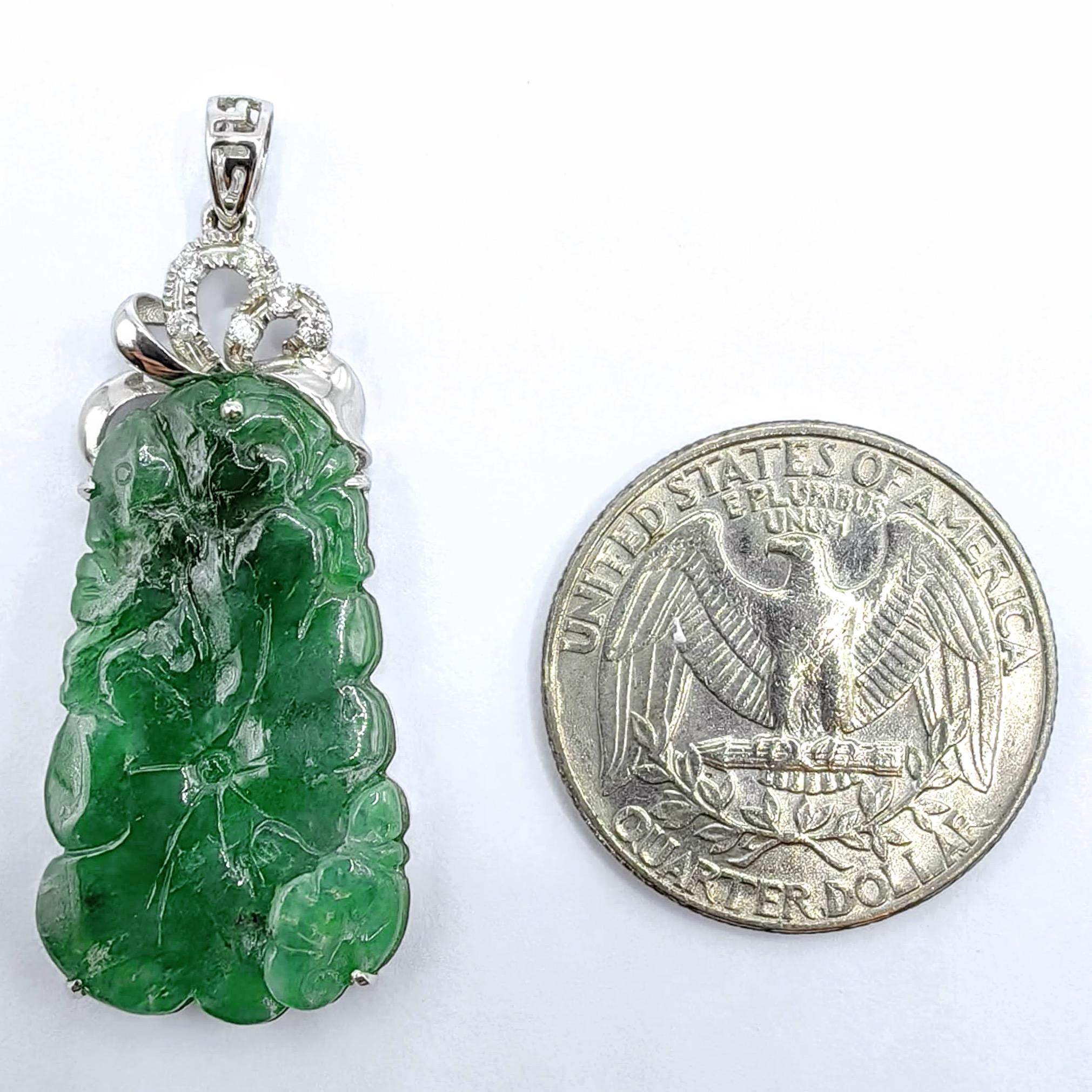 Ciondolo con loto intagliato in giadeite verde Old Mine e diamanti Ruyi in oro bianco 18 carati in vendita 1