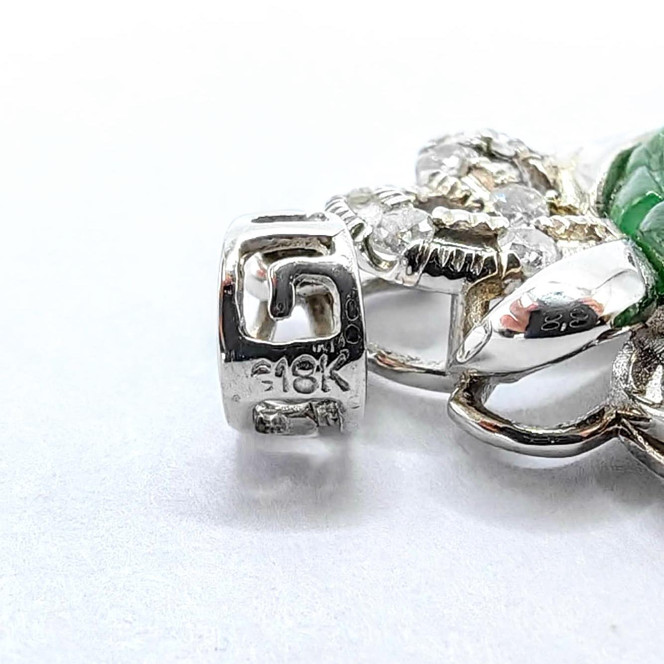 Ciondolo con loto intagliato in giadeite verde Old Mine e diamanti Ruyi in oro bianco 18 carati in vendita 2