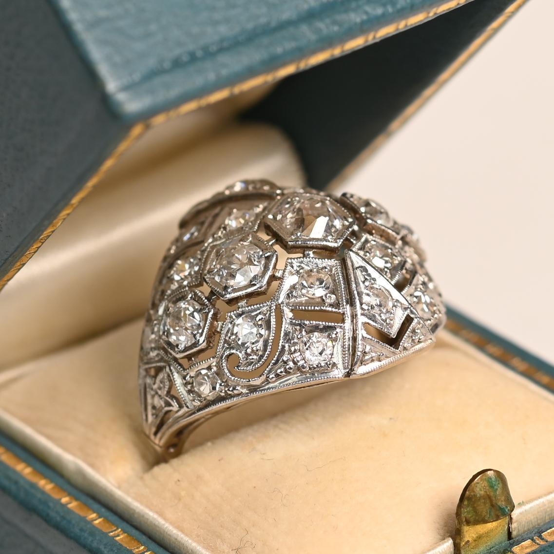 Cette exquise bague ancienne Eleg est un chef-d'œuvre intemporel, mettant en valeur cinq éblouissants diamants taillés à l'ancienne dans une élégante orientation est-ouest. Chaque diamant est solidement niché dans un délicat sertissage à l'intérieur