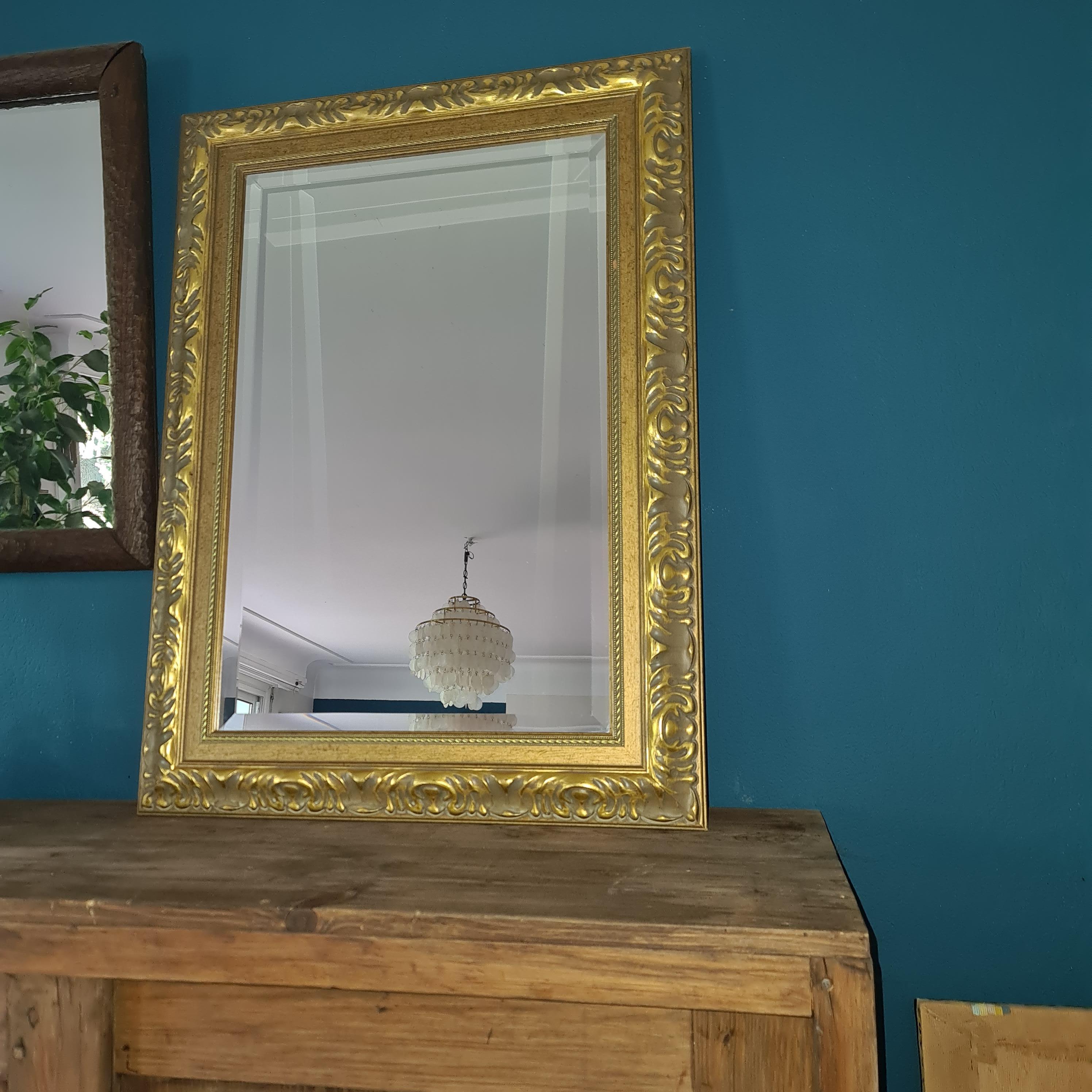 Goldener Holzspiegel im Barockstil: Ein Hauch von zeitloser Eleganz

Träumen Sie davon, Ihrer Einrichtung einen Hauch von Opulenz zu verleihen? Suchen Sie nicht weiter! Wir präsentieren Ihnen diesen prächtigen Spiegel aus vergoldetem Holz im